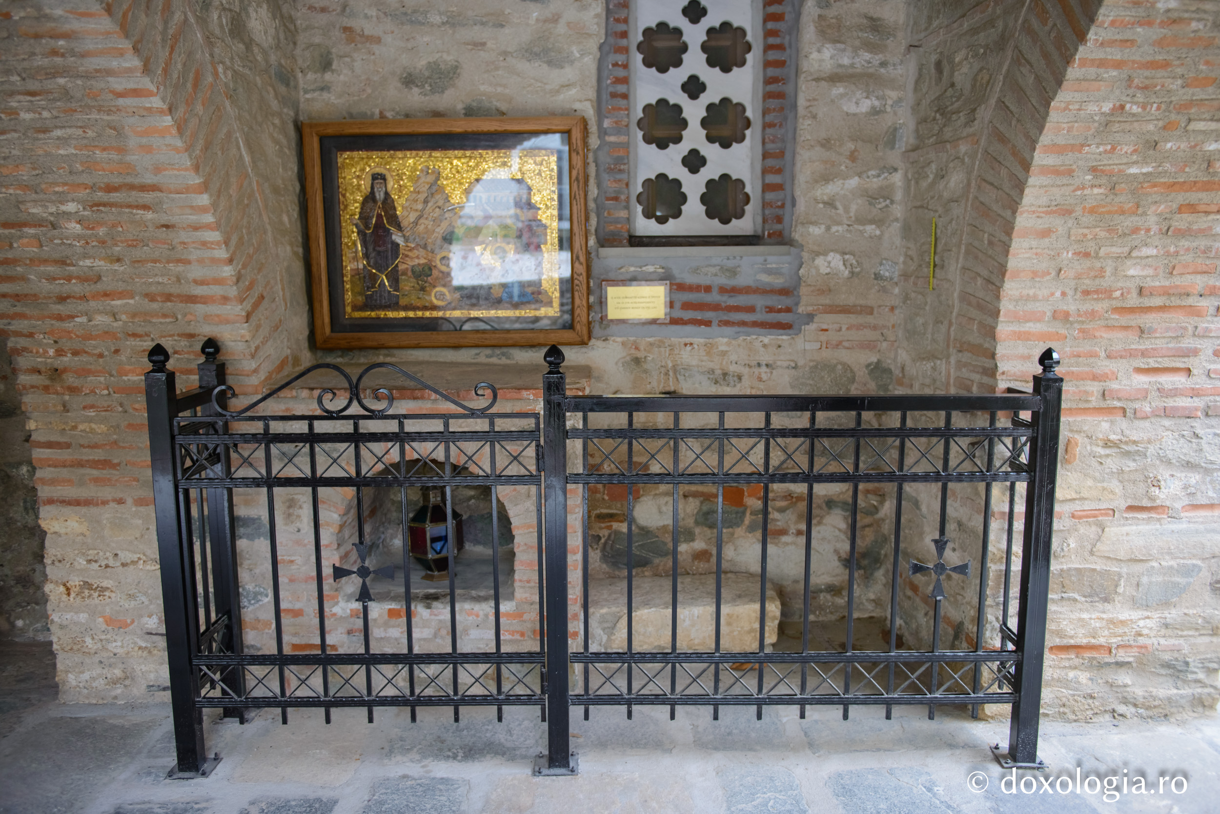 Baldachinul cuvioșilor mucenici din Kareia / Foto: Pr. Silviu Cluci Baldachinul cuvioșilor mucenici din Kareia