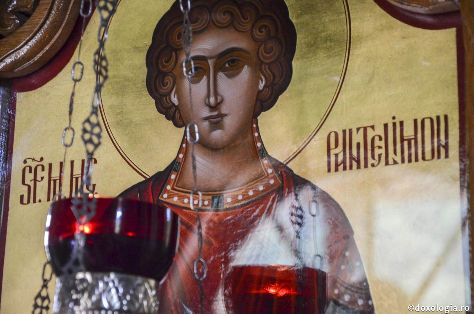 „Sfinte Pantelimon și Sfinte Nectarie, să-i luminați pe doctori să reușească intervenția chirurgicală” / Foto: Magda Buftea Sfântul Mare Mucenic și Tămăduitor Pantelimon