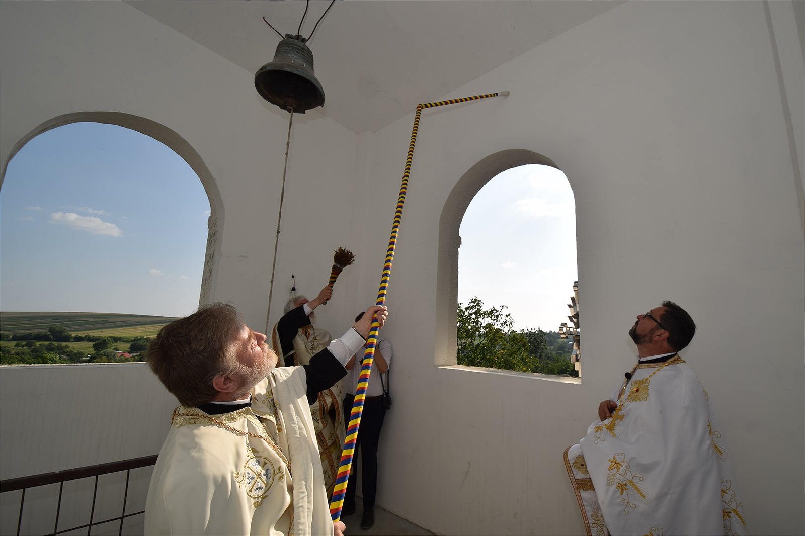 Așezământul-clopotniță din Parohia Hândrești, sfințit de IPS Mitropolit Teofan Așezământul-clopotniță din Parohia Hândrești, sfințit de IPS Mitropolit Teofan