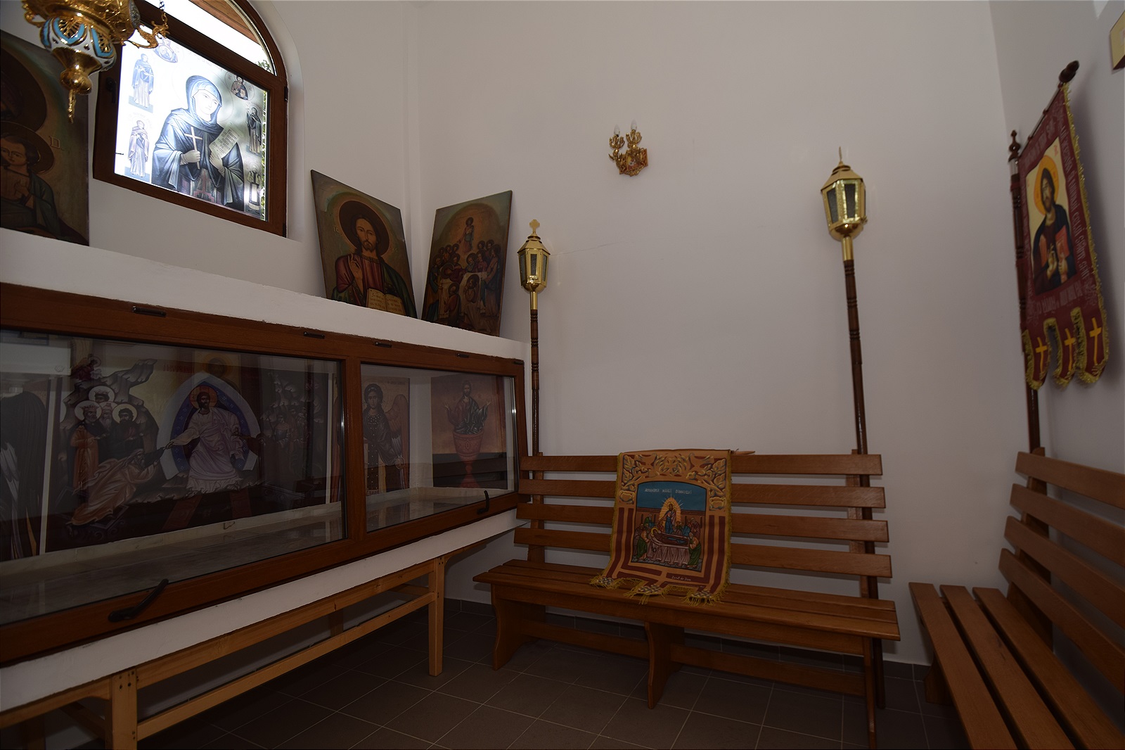 Așezământul-clopotniță din Parohia Hândrești, sfințit de IPS Mitropolit Teofan Așezământul-clopotniță din Parohia Hândrești, sfințit de IPS Mitropolit Teofan