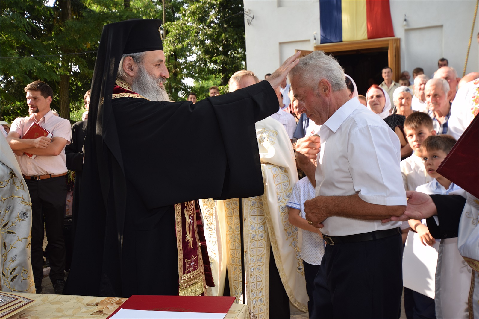 Așezământul-clopotniță din Parohia Hândrești, sfințit de IPS Mitropolit Teofan Așezământul-clopotniță din Parohia Hândrești, sfințit de IPS Mitropolit Teofan