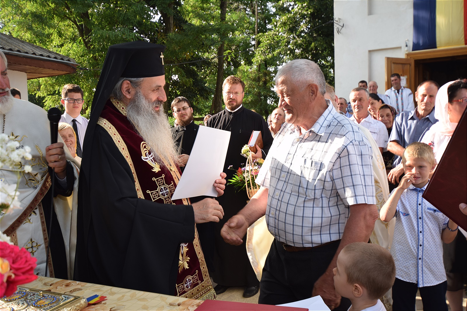 Așezământul-clopotniță din Parohia Hândrești, sfințit de IPS Mitropolit Teofan Așezământul-clopotniță din Parohia Hândrești, sfințit de IPS Mitropolit Teofan