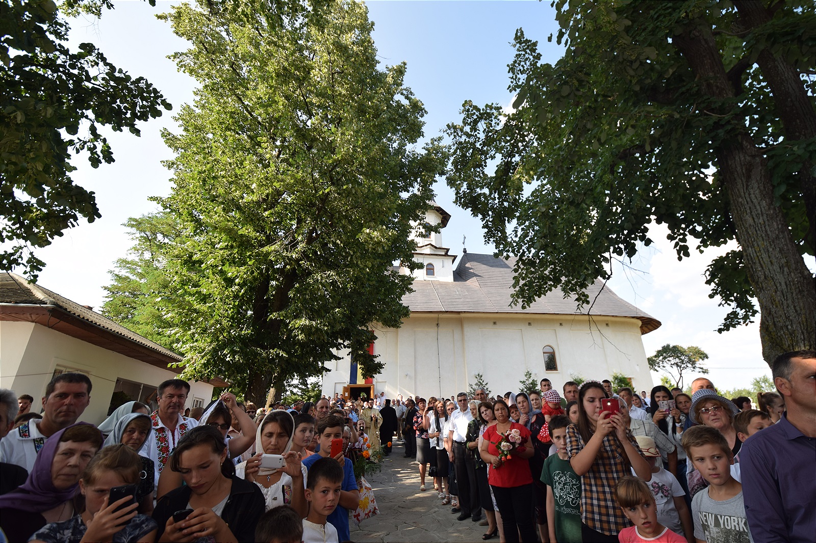Așezământul-clopotniță din Parohia Hândrești, sfințit de IPS Mitropolit Teofan Așezământul-clopotniță din Parohia Hândrești, sfințit de IPS Mitropolit Teofan