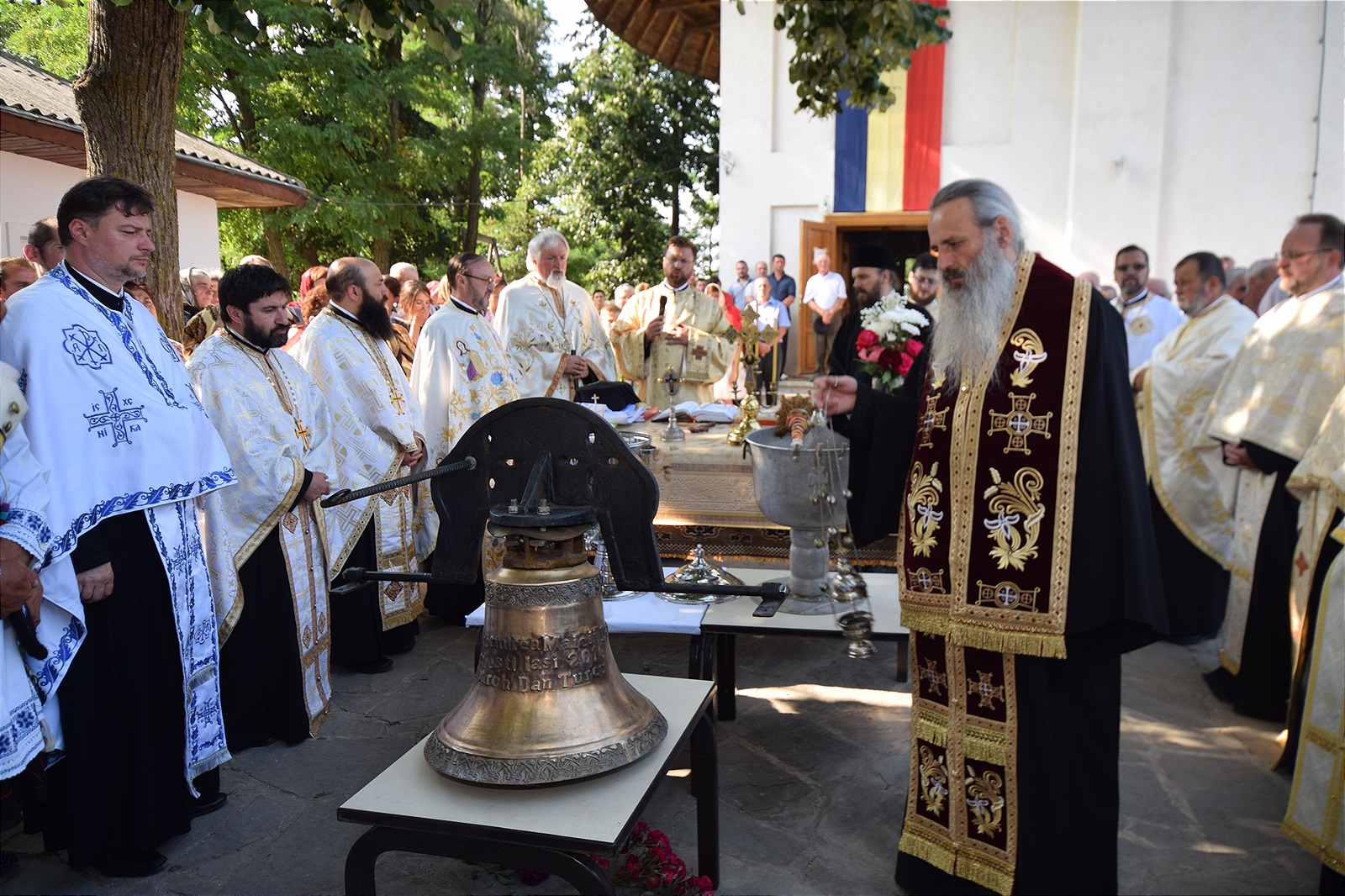 Așezământul-clopotniță din Parohia Hândrești, sfințit de IPS Mitropolit Teofan Așezământul-clopotniță din Parohia Hândrești, sfințit de IPS Mitropolit Teofan