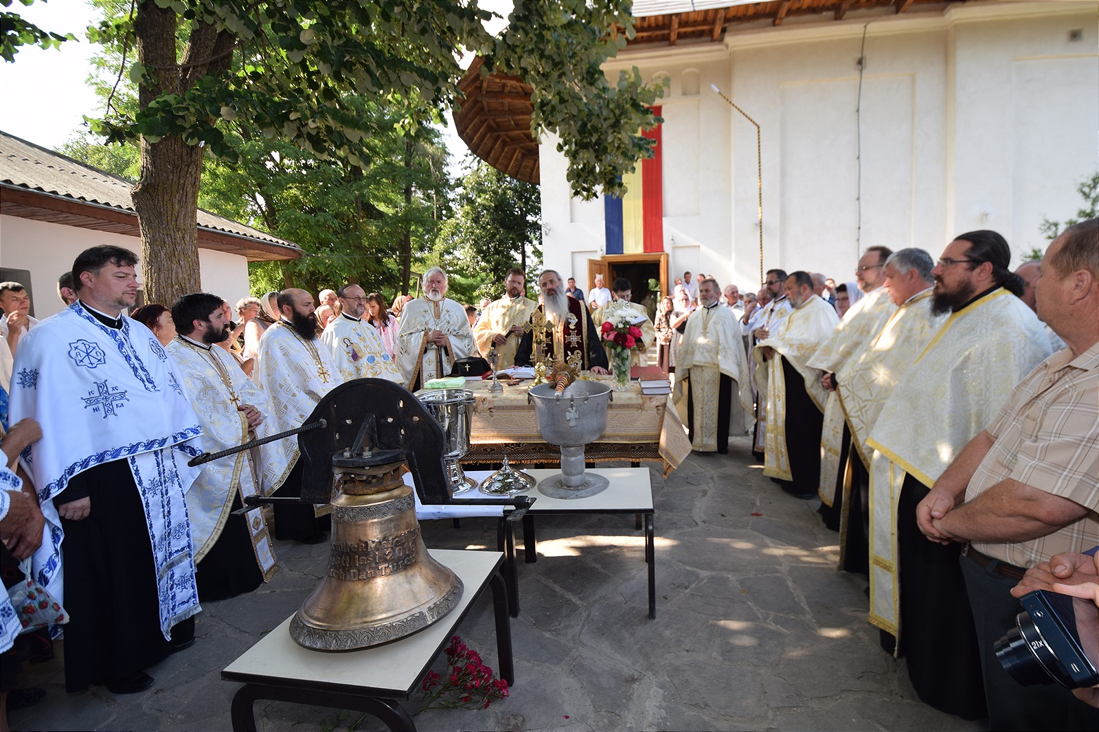 Așezământul-clopotniță din Parohia Hândrești, sfințit de IPS Mitropolit Teofan Așezământul-clopotniță din Parohia Hândrești, sfințit de IPS Mitropolit Teofan