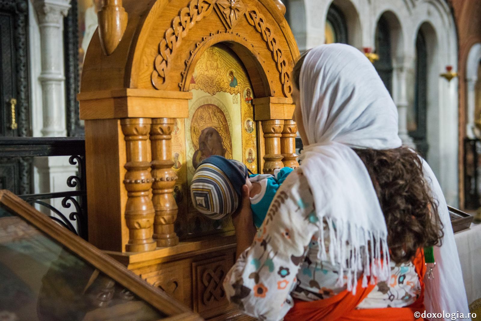 Numirile Maicii Domnului la diferite popoare / Foto: Oana Nechifor femeie în fața icoanei Maicii Domnului