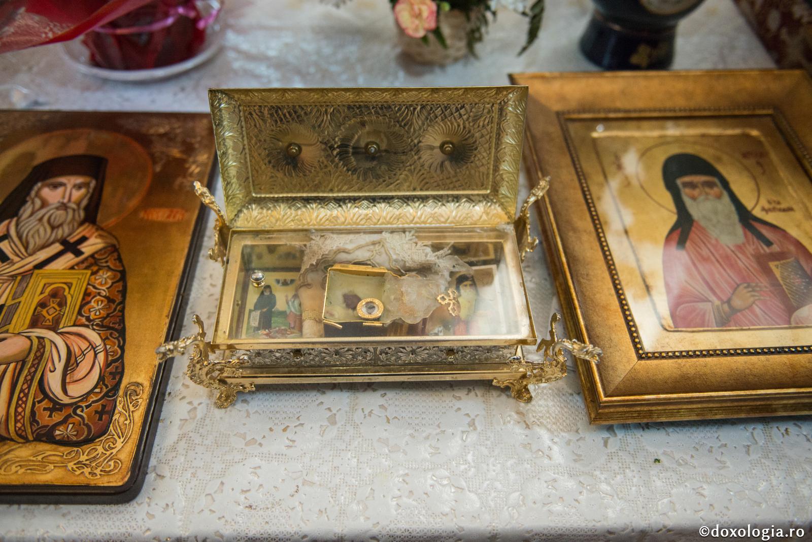 „Vreau să îi mulțumesc Sfântului Nectarie!” / Foto: Pr. Silviu Cluci raclă cu sfinte moaște