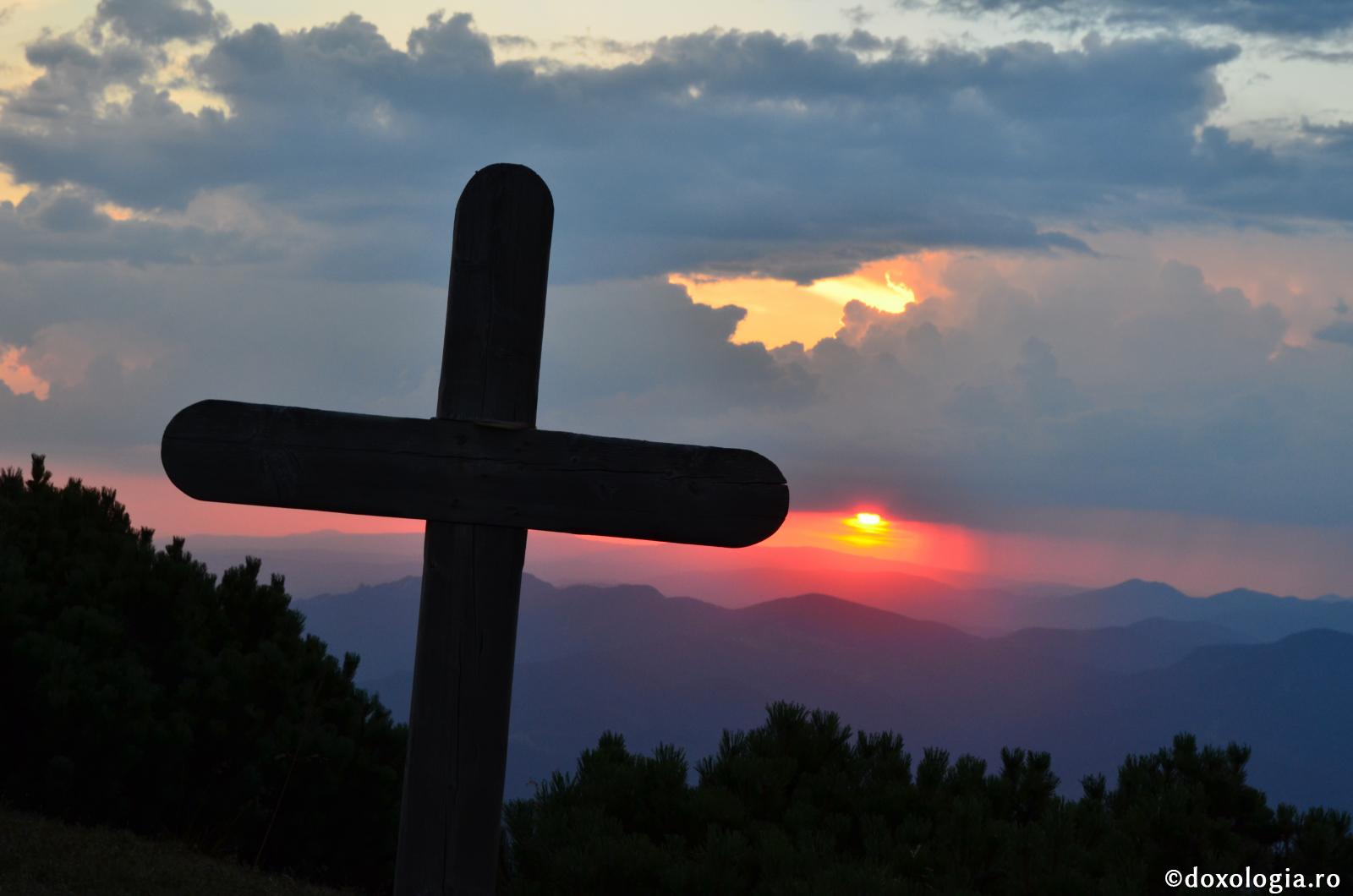 Înainte de a-ți trimite crucea pe care o duci, Dumnezeu a măsurat curajul tău / Foto: Valentina Bîrgăoanu siluetă cruce la apus