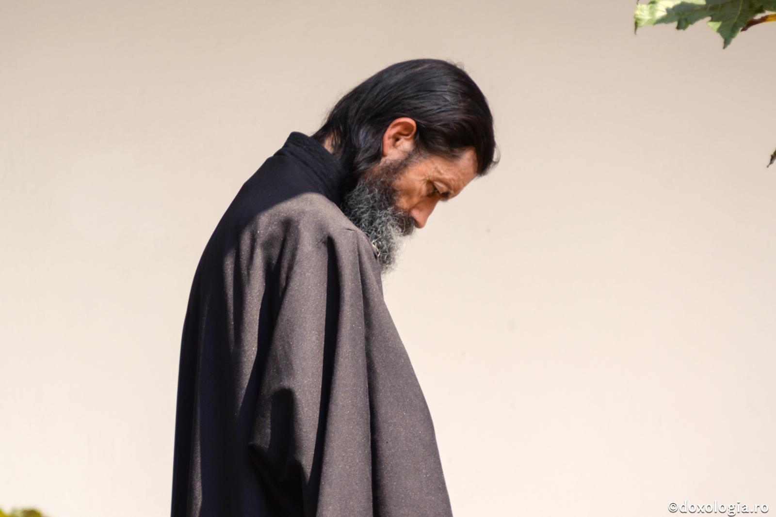 Dragostea înseamnă să fii aspru cu tine, dar îngăduitor cu ceilalți / Foto: Crina Zamfirescu călugăr cu capul plecat