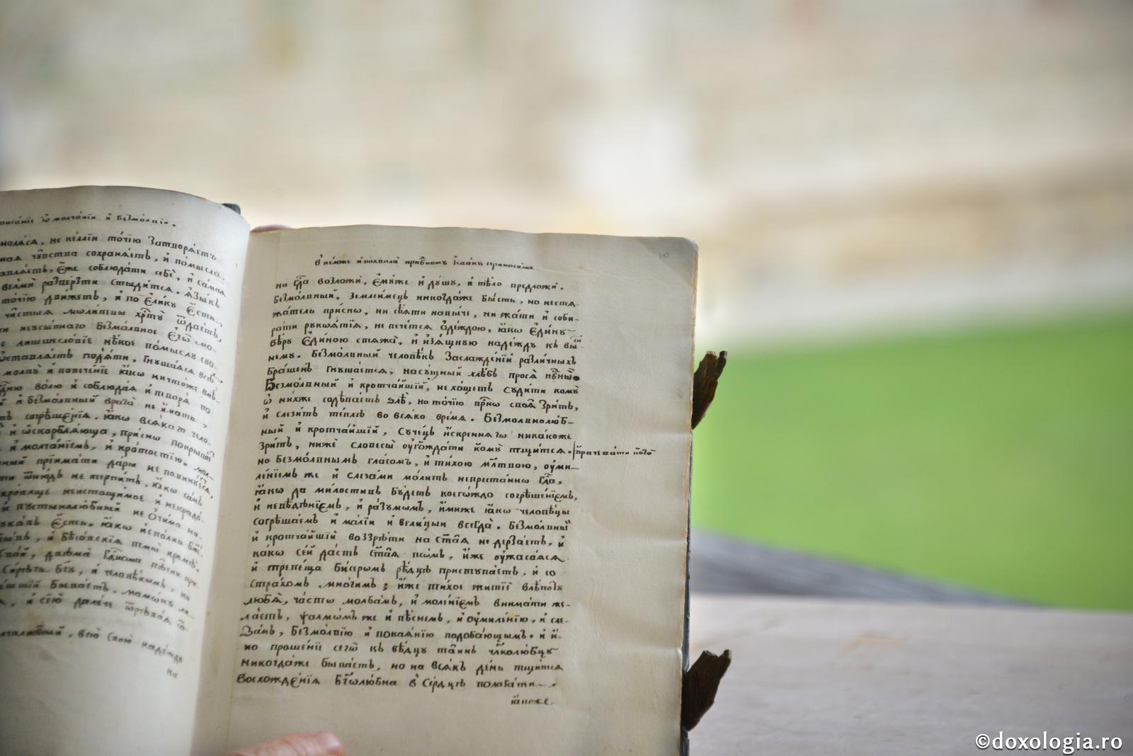 Muzeul „Sfântul Paisie de la Neamț – trăitor și traducător al Filocaliei” / Foto: Oana Nechifor carte veche deschisă