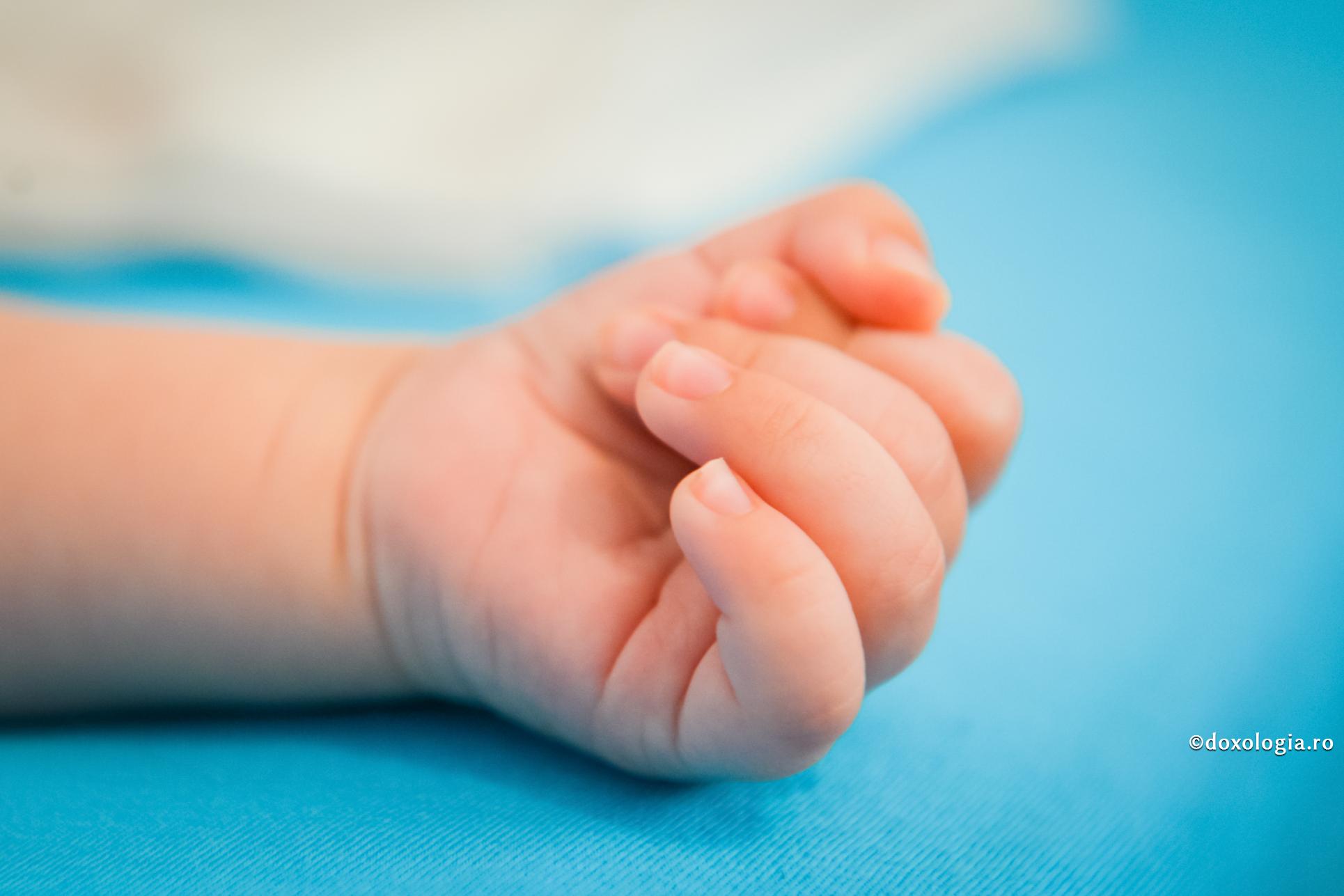 „Am deschis inimioara copilului și înăuntru L-am găsit pe Hristos!” ‒ mărturia unui chirurg cardiolog / Foto: Oana Nechifor mână de bebeluș