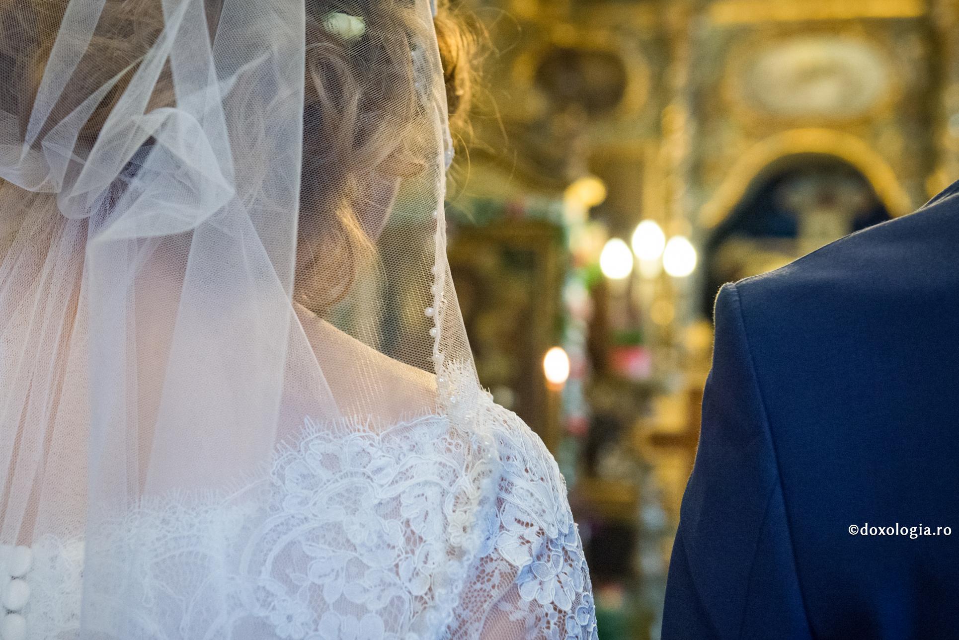 Soții credinicioși unul altuia și lui Dumnezeu ‒ mucenici ai Bisericii / Foto: Oana Nechifor miri la cununia religioasă