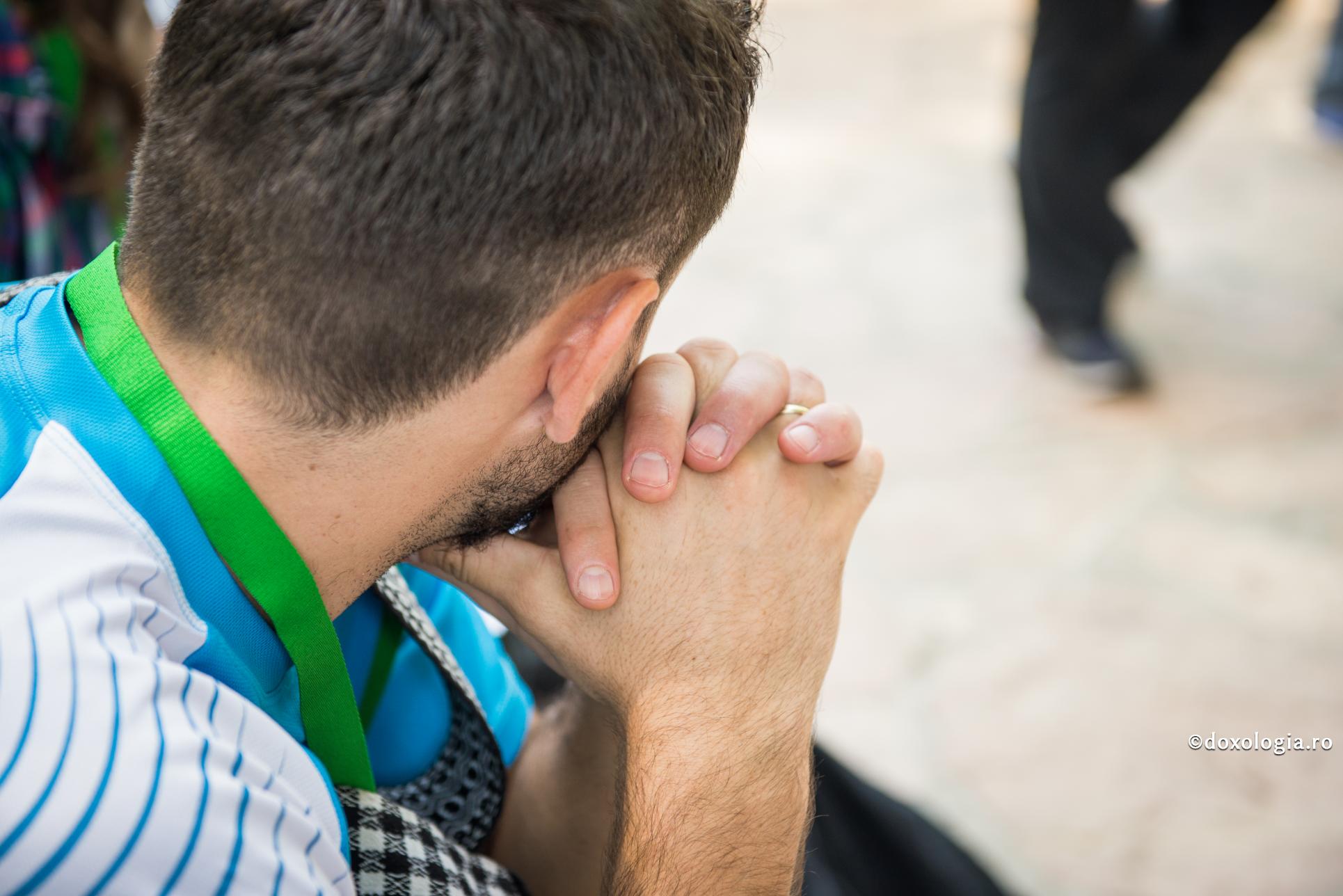 Când ne cuprind grijile, de ce dăm deoparte ajutorul lui Dumnezeu? / Foto: Oana Nechifor bărbat meditând
