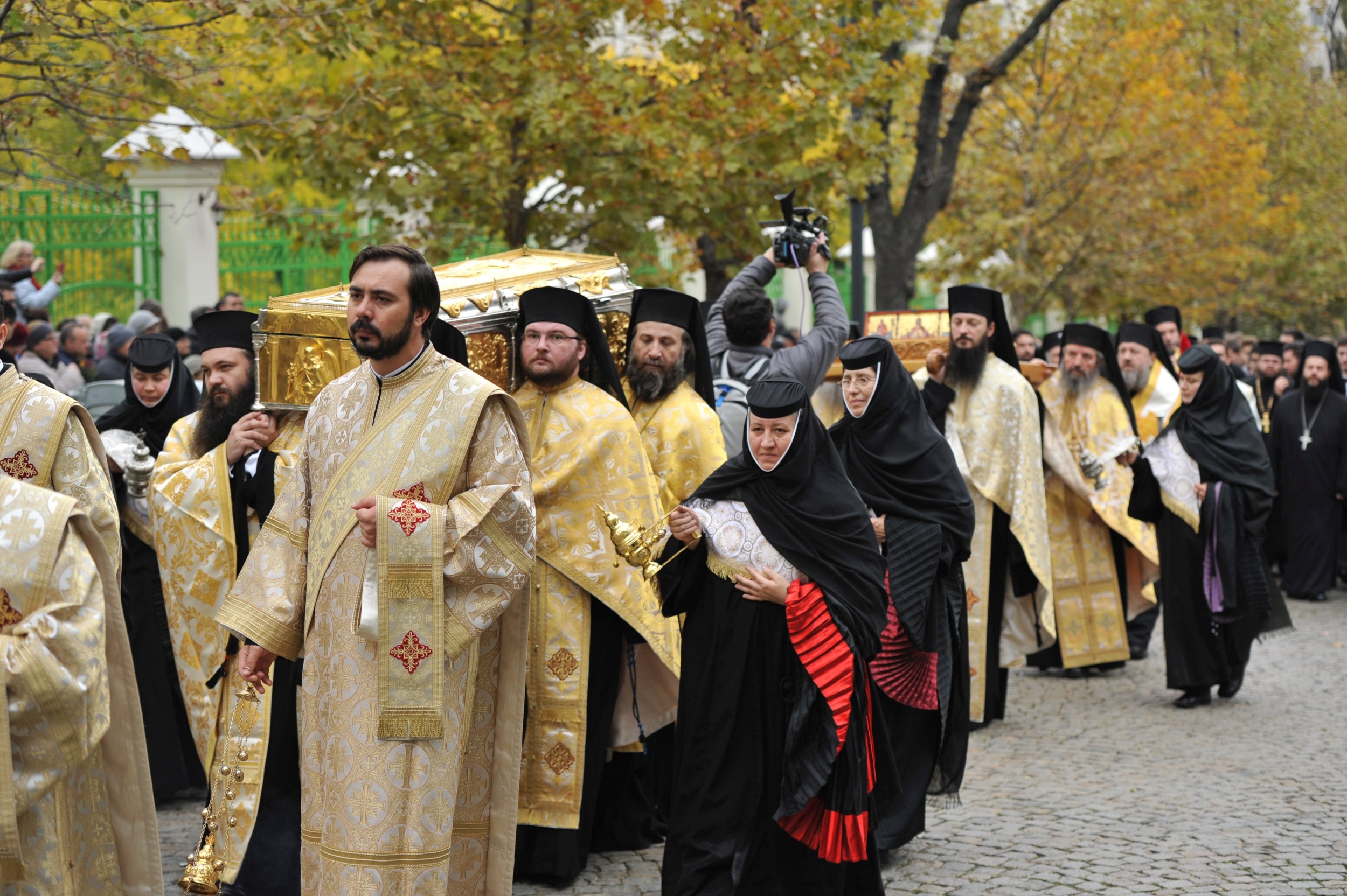 Sursa: Ziarul Lumina (Video) În procesiune pe Calea Sfinților - a început sărbătoarea Sfântului Cuvios Dimitrie cel Nou, Ocrotitorul Bucureștilor