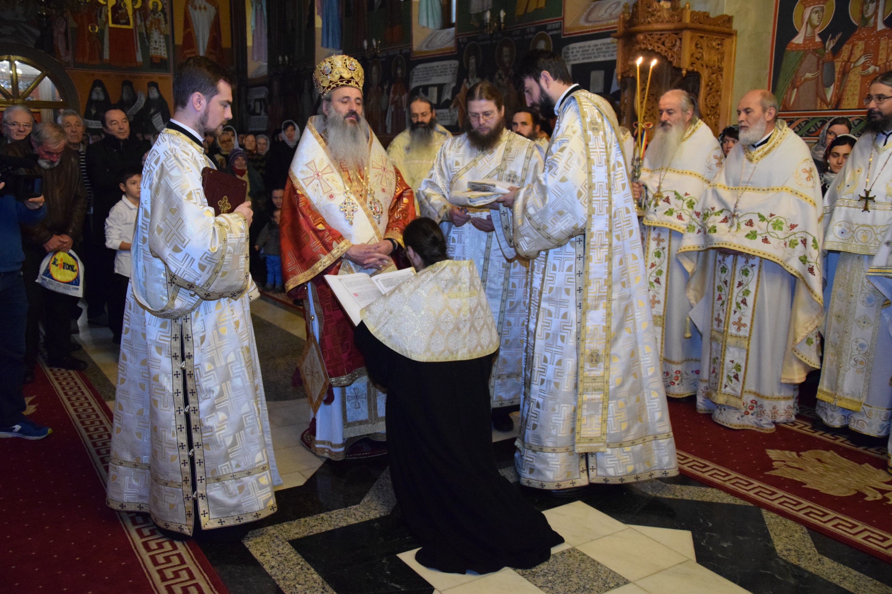 Sfântul Mare Mucenic Dimitrie, sărbătorit la Pângărați prin Liturghie arhierească Sfântul Mare Mucenic Dimitrie, sărbătorit la Pângărați prin Liturghie arhierească