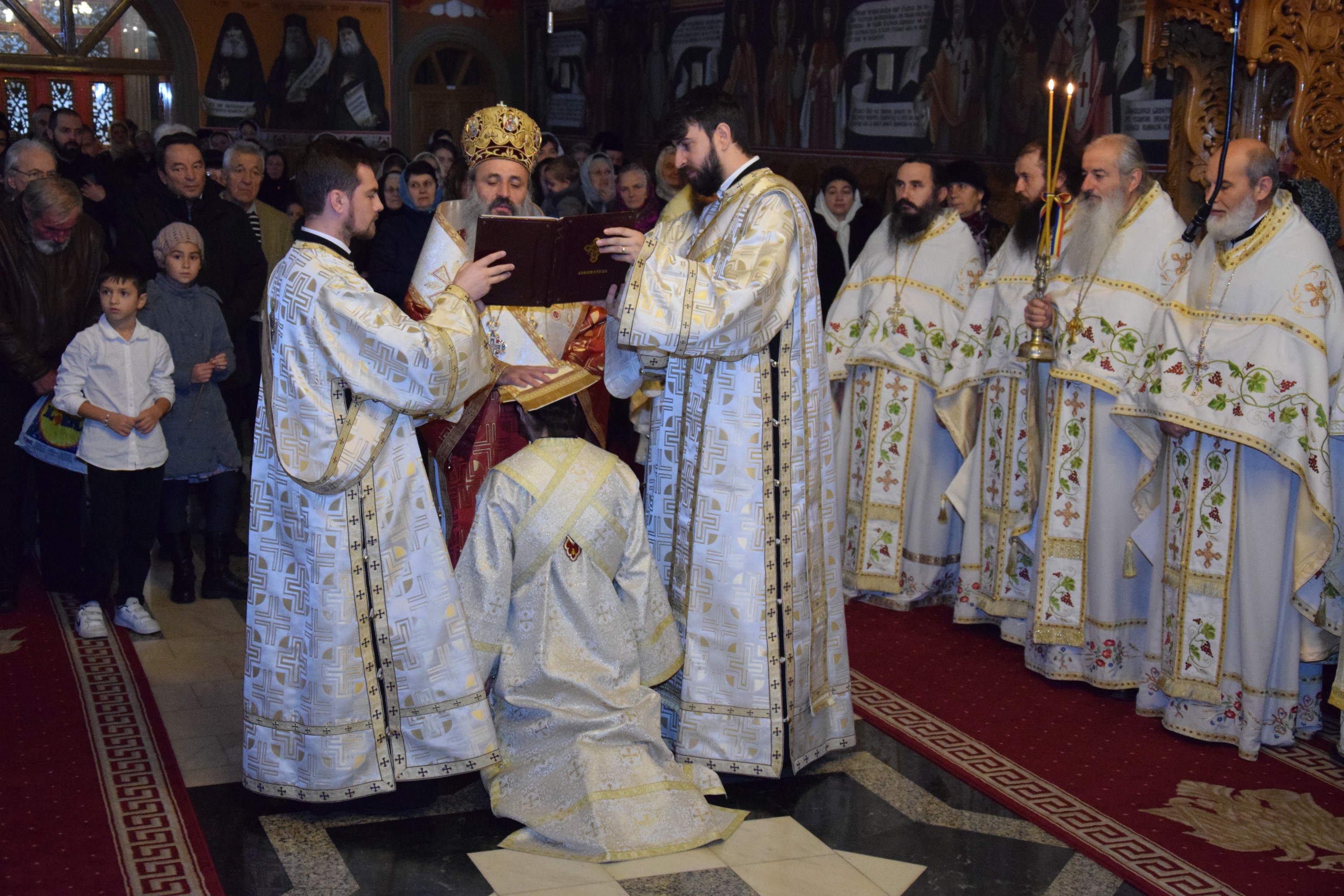 Sfântul Mare Mucenic Dimitrie, sărbătorit la Pângărați prin Liturghie arhierească Sfântul Mare Mucenic Dimitrie, sărbătorit la Pângărați prin Liturghie arhierească