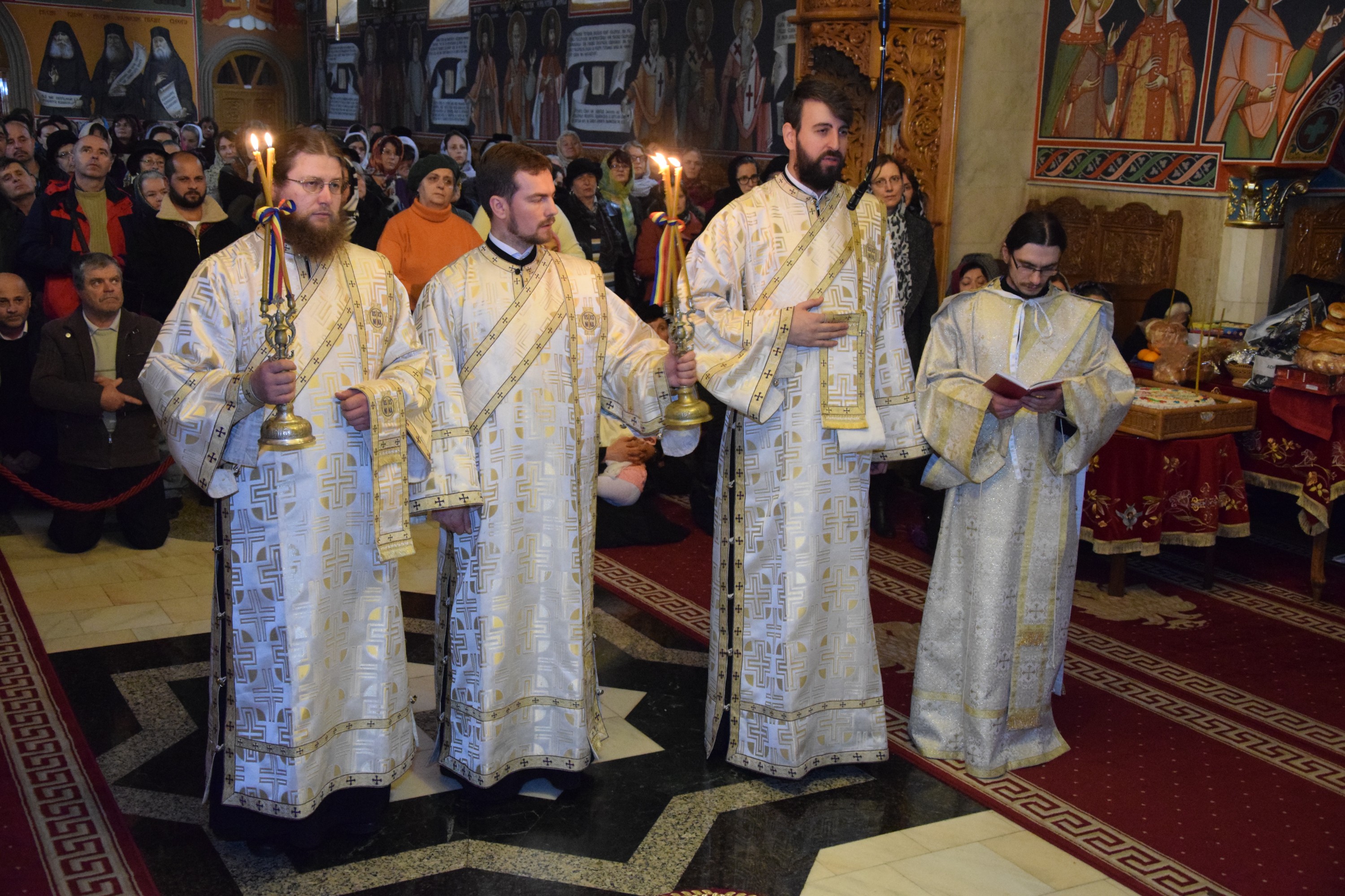 Sfântul Mare Mucenic Dimitrie, sărbătorit la Pângărați prin Liturghie arhierească Sfântul Mare Mucenic Dimitrie, sărbătorit la Pângărați prin Liturghie arhierească