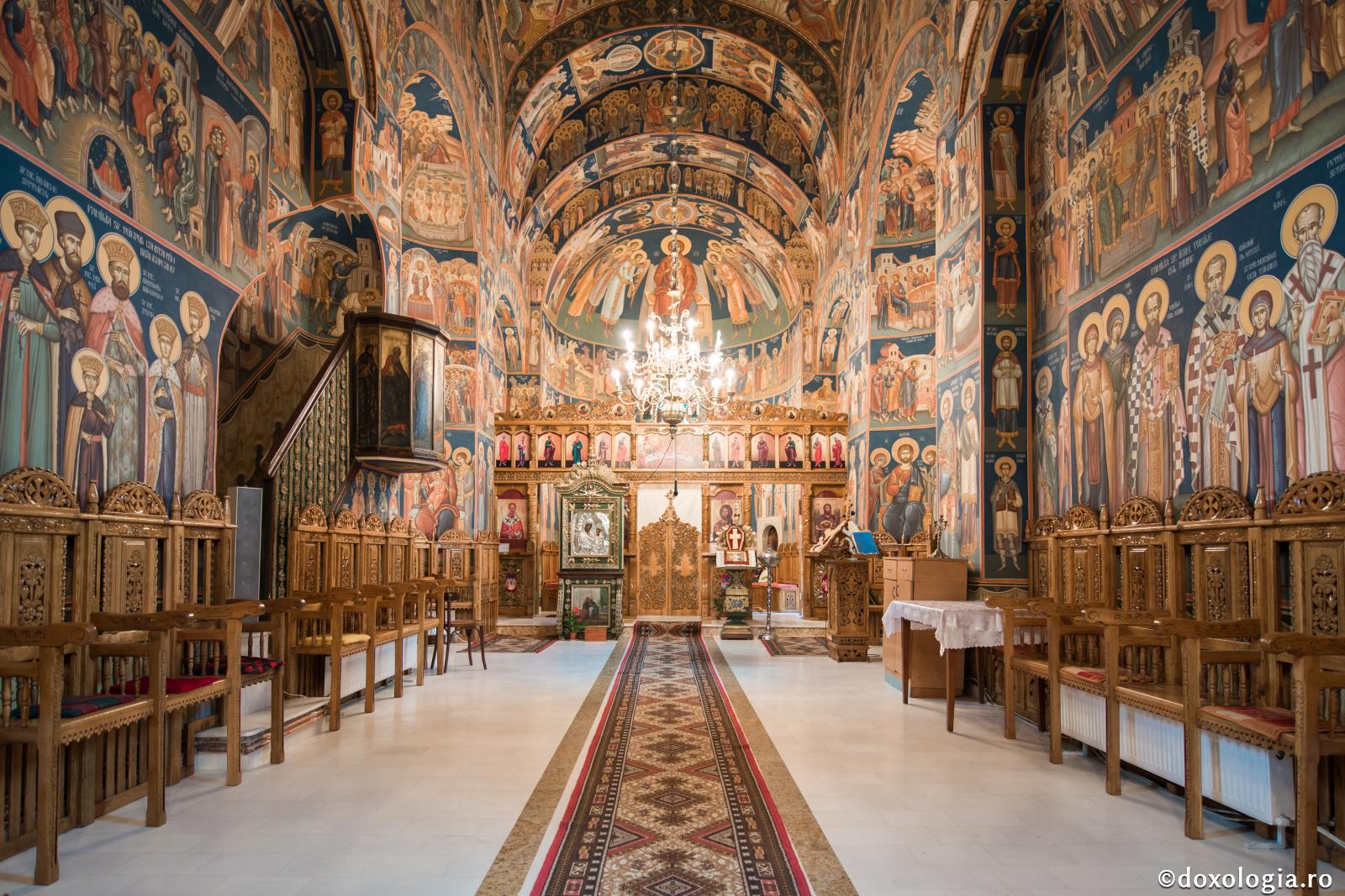 Ce icoane sunt pictate în naosul unei biserici? / Foto: Oana Nechifor interior biserică