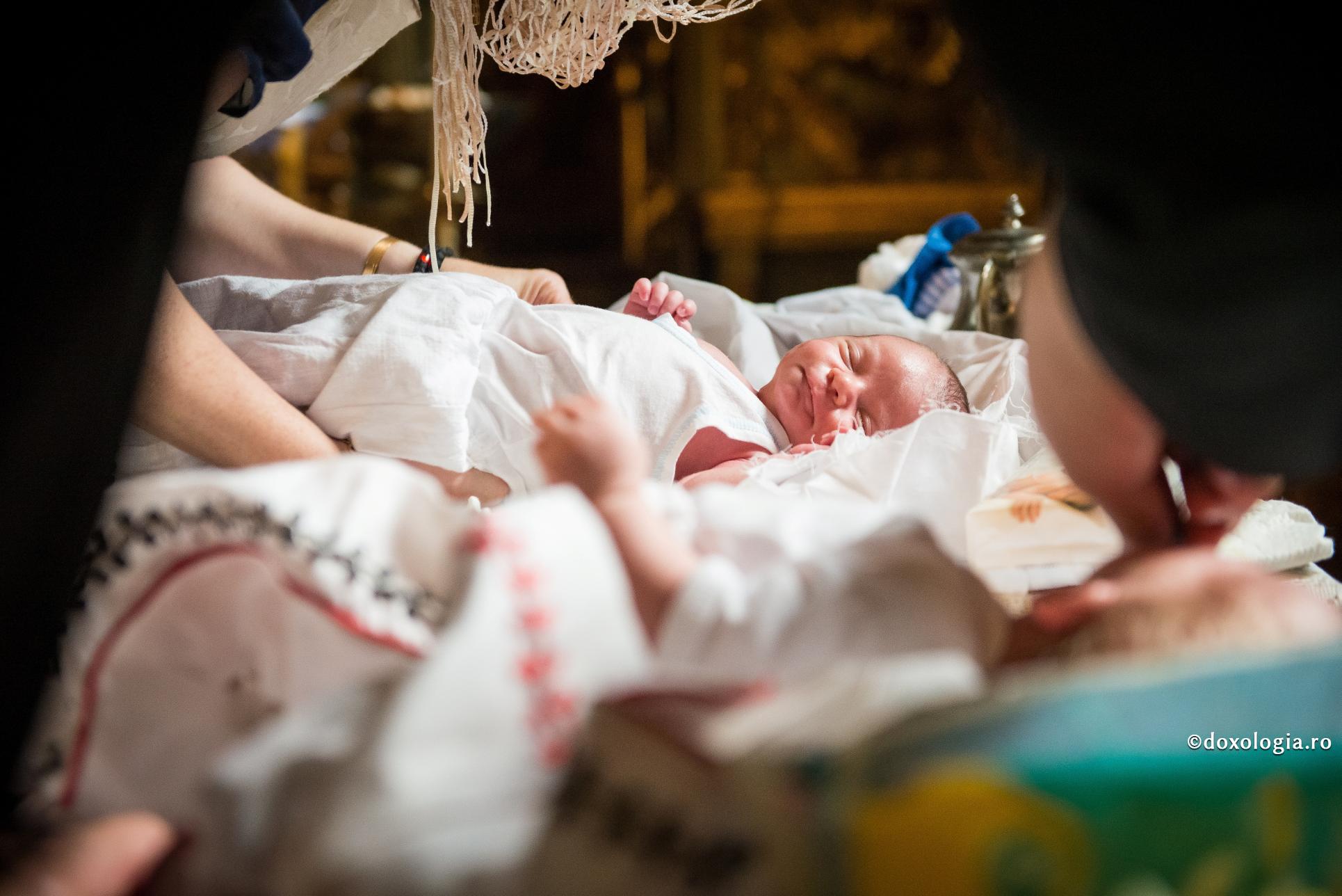 „În primul rând, rugați-vă pentru copilul pe care aveți să-l aduceți pe lume” – Părintele Rafail Noica / Foto: Oana Nechifor bebeluș înainte de botez