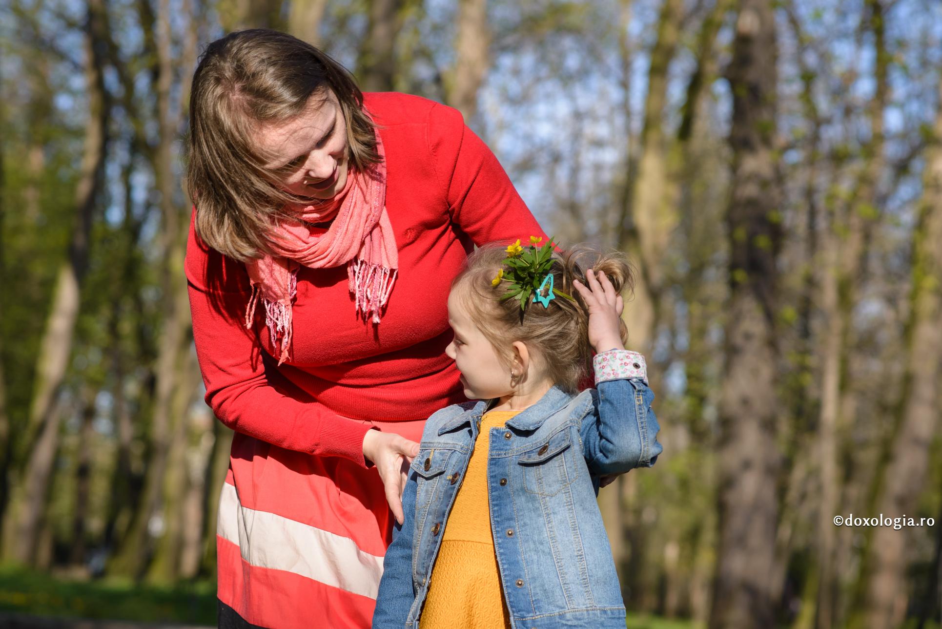 Primele două daruri pe care mama le face copilului ei / Foto: Oana Nechifor mama și fiica ei
