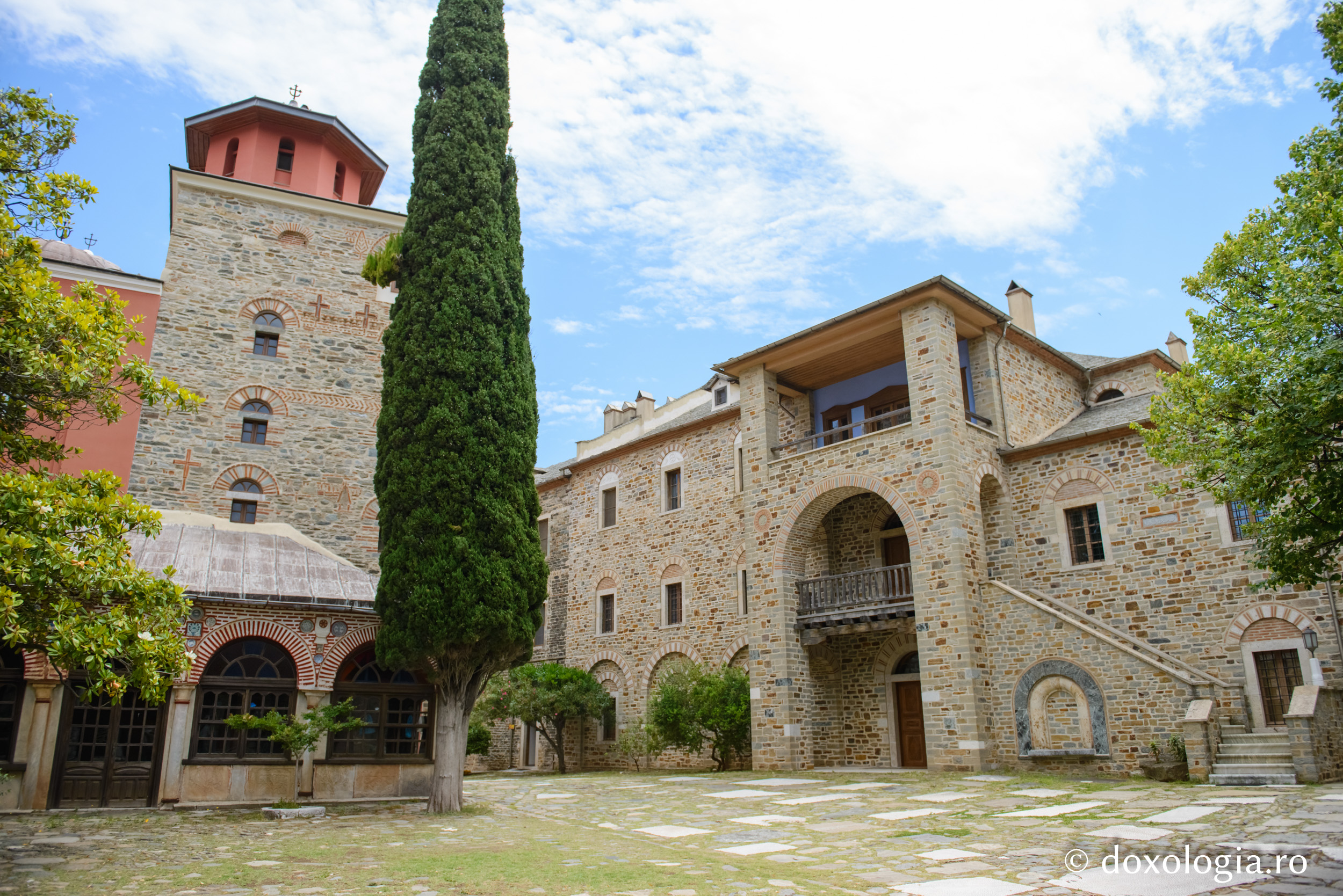 Ansamblul clădirilor Mănăstirii Iviron / Foto: Pr. Silviu Cluci Ansamblul clădirilor Mănăstirii Iviron
