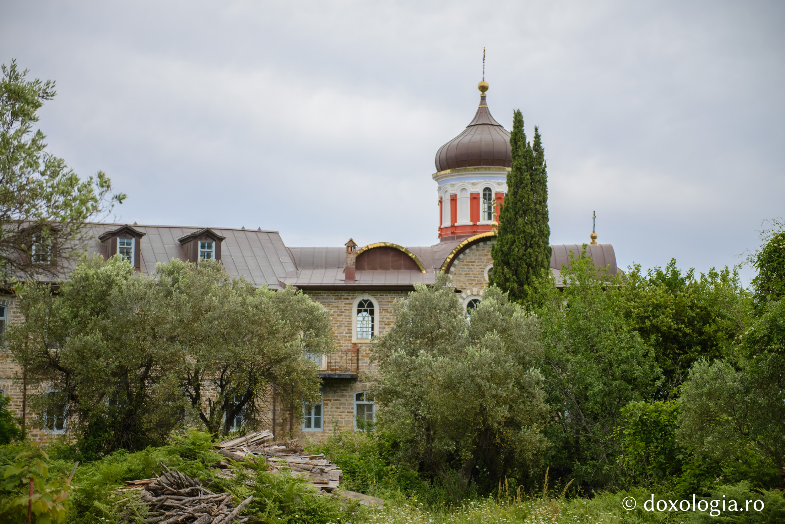 Clădirea Athoniadei de la Schitul „Sfântul Andrei” – Kareia / Foto: Pr. Silviu Cluci Schitul „Sfântul Andrei” – Kareia