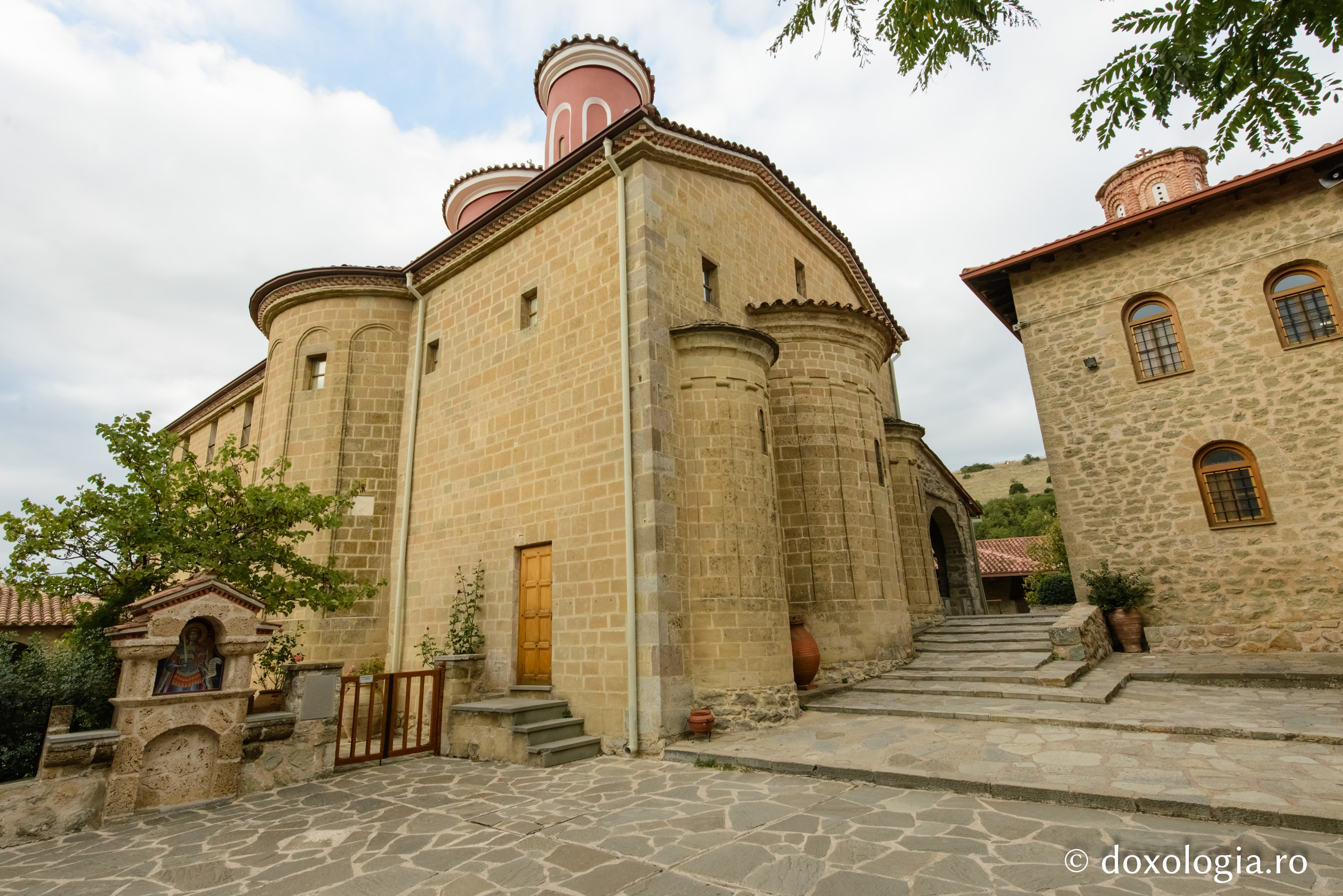 Katholikonul Mănăstirii „Sfântul Ştefan” – Meteora / Foto: Oana Nechifor Katholikonul Mănăstirii „Sfântul Ştefan” – Meteora