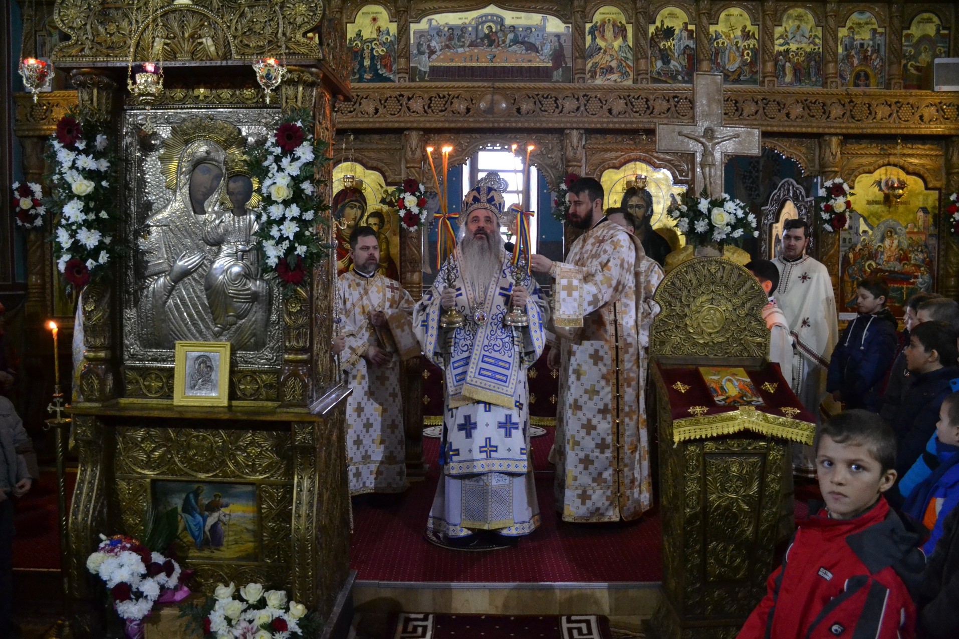 Liturghie și vizită arhierească la Todirești Liturghie și vizită arhierească la Todirești