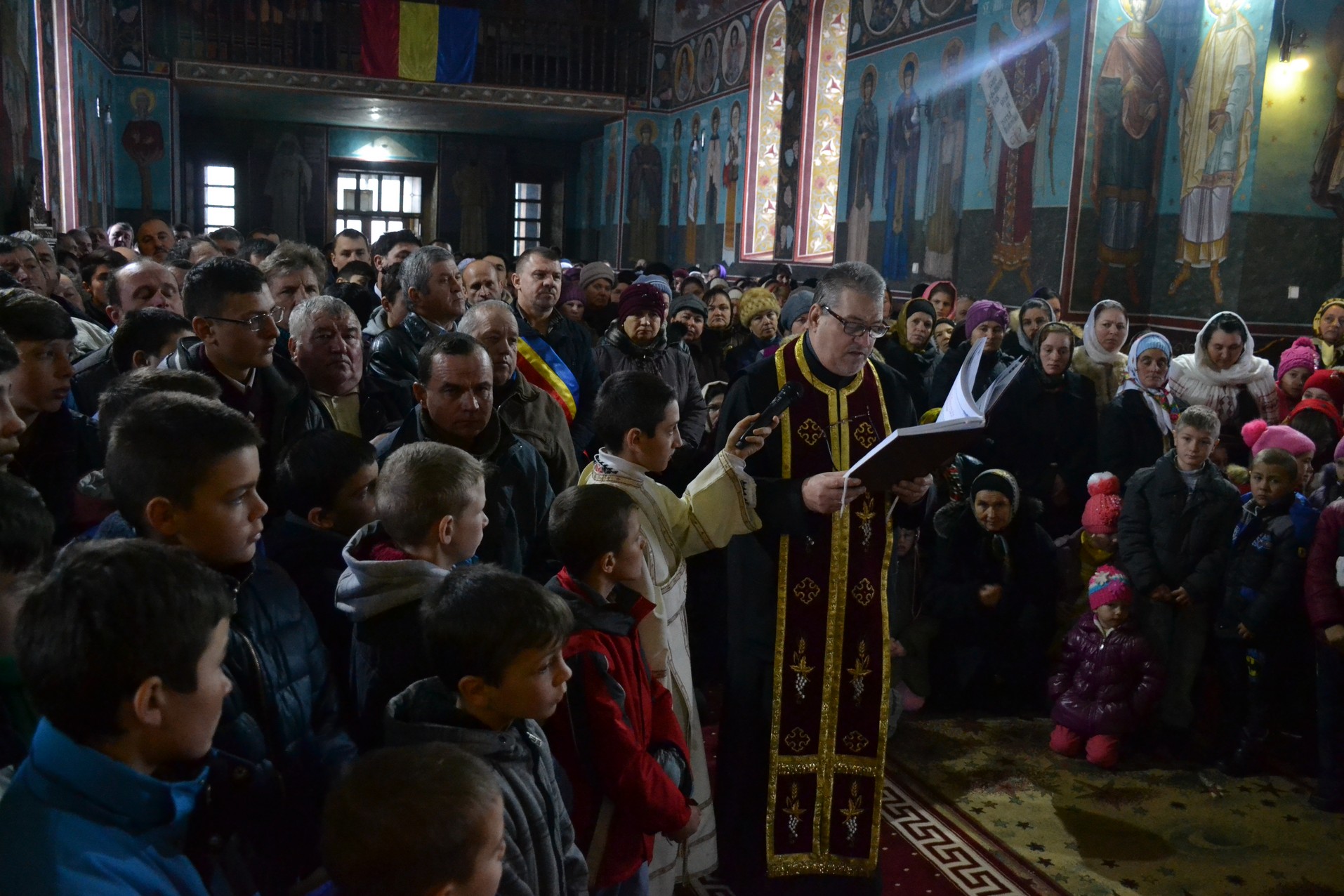 Liturghie și vizită arhierească la Todirești Liturghie și vizită arhierească la Todirești