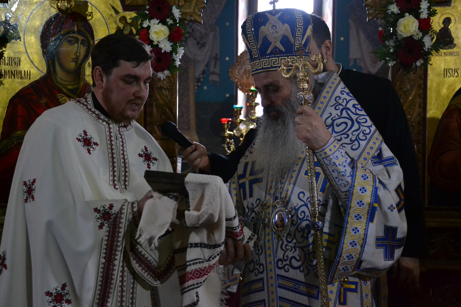 Liturghie și vizită arhierească la Todirești Liturghie și vizită arhierească la Todirești