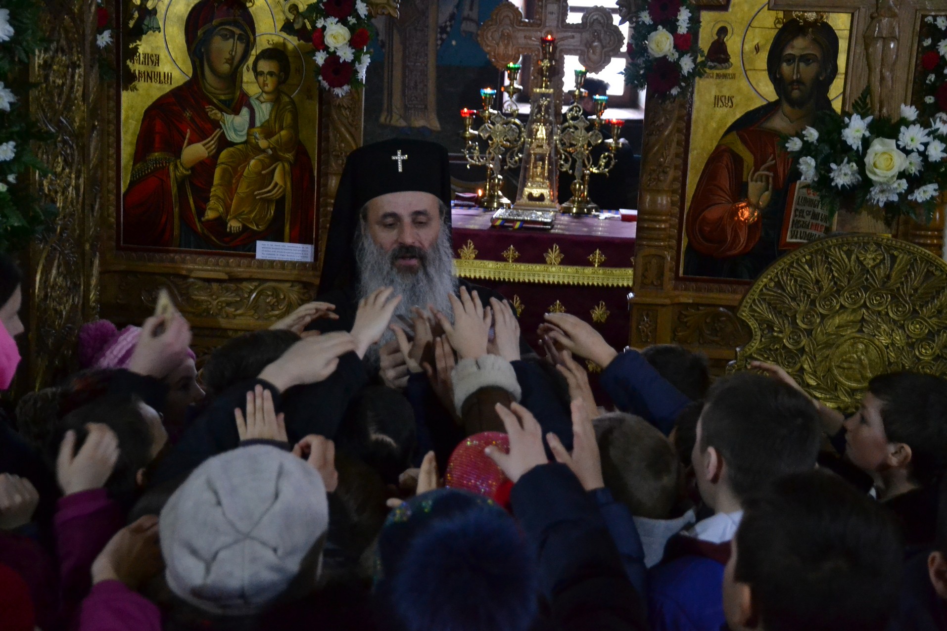 Liturghie și vizită arhierească la Todirești Liturghie și vizită arhierească la Todirești