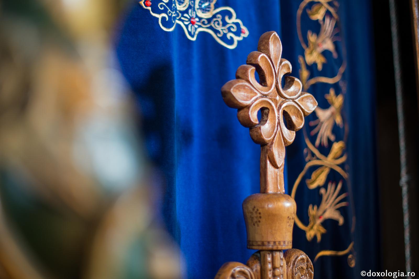 Din minunile Sfântului Ierarh Teotim I, Episcop al Tomisului / Foto: Ștefan Cojocariu cruce de lemn