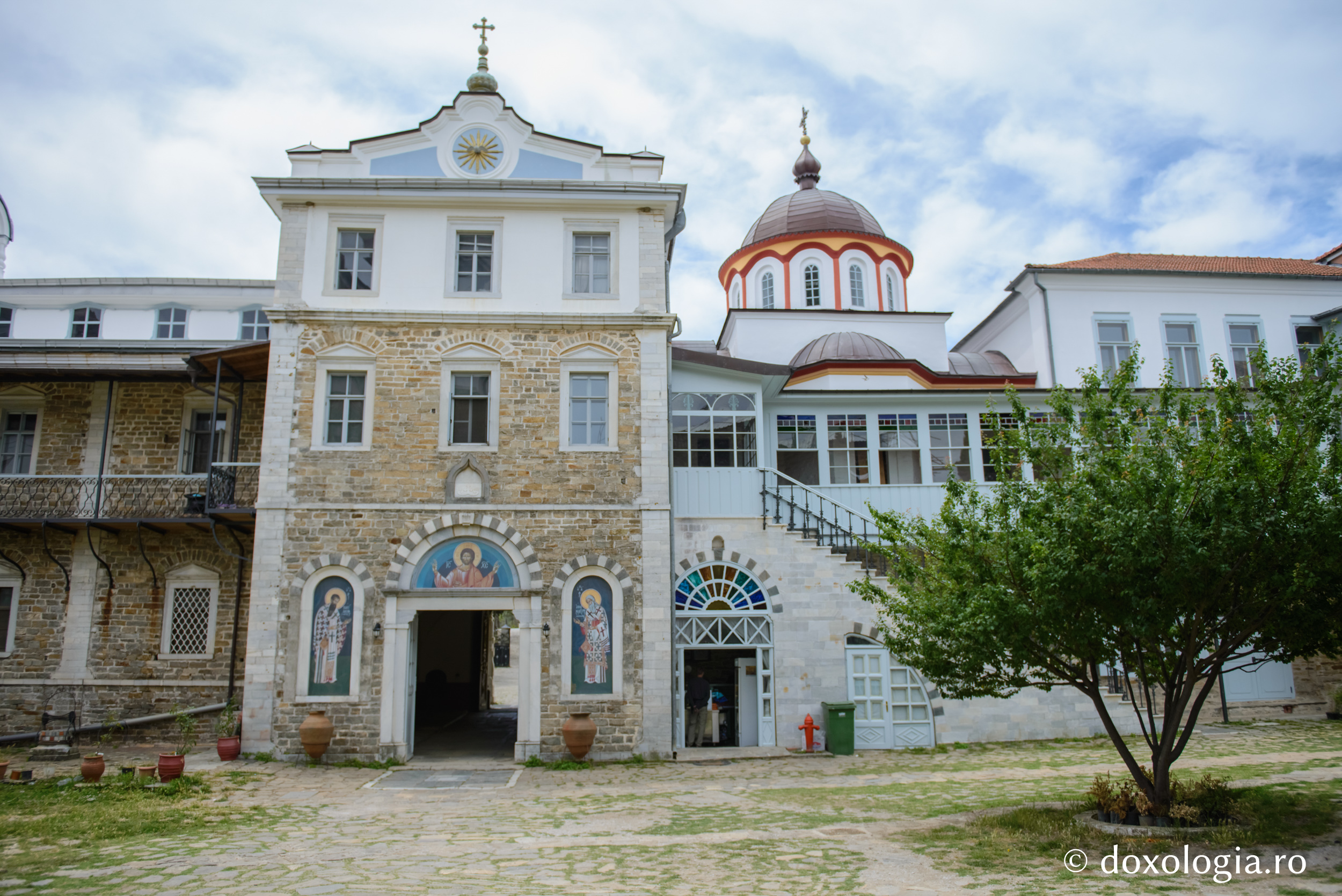 Ansamblul clădirilor Schitului „Sfântul Andrei” ‒ Athos / Foto: Pr. Silviu Cluci Ansamblul clădirilor Schitului „Sfântul Andrei” ‒ Athos