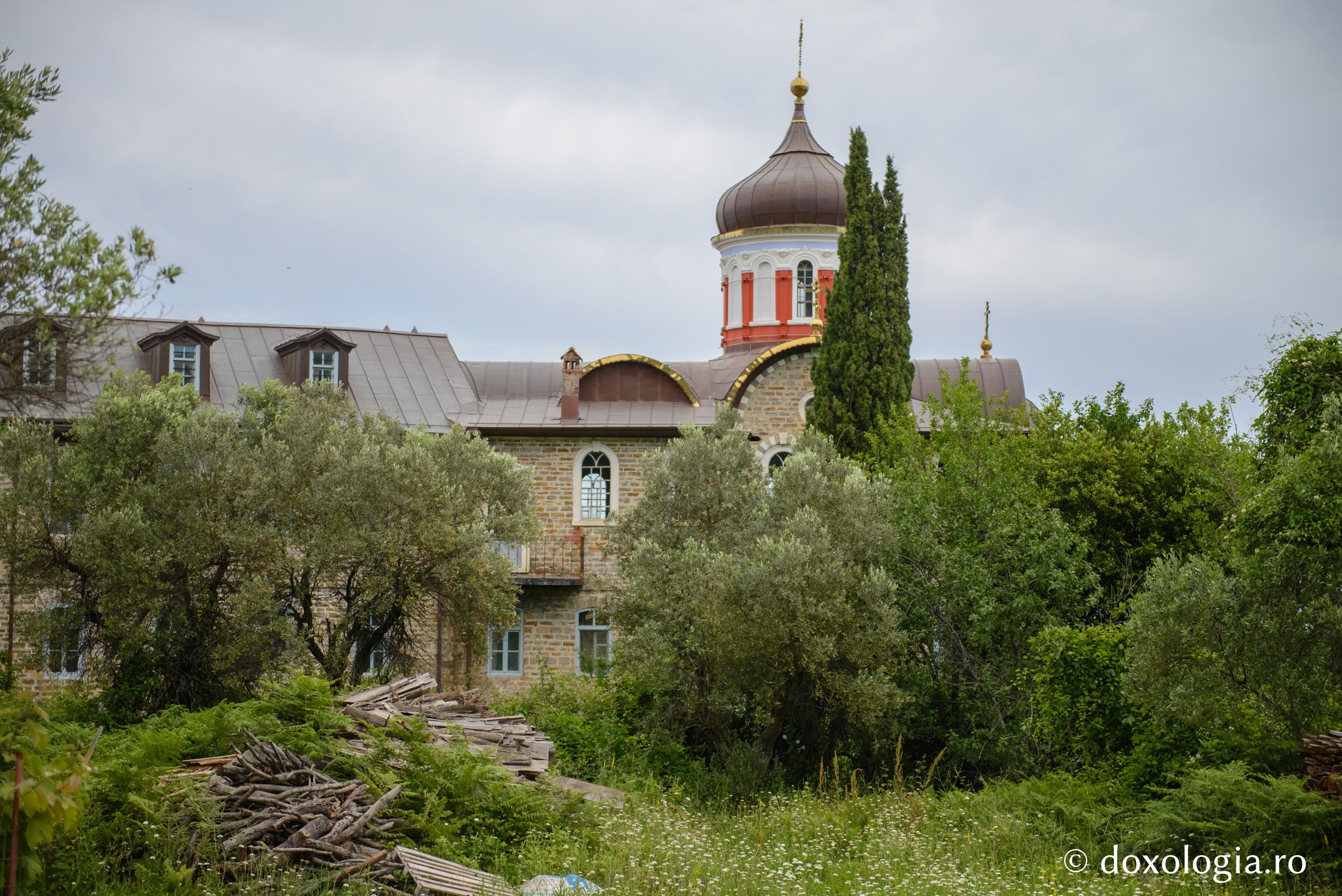 Paraclisul „Sfinții Trei Ierarhi” al Athoniadei – Athos / Foto: Pr. Silviu Cluci Paraclisul „Sfinții Trei Ierarhi” al Athoniadei – Athos
