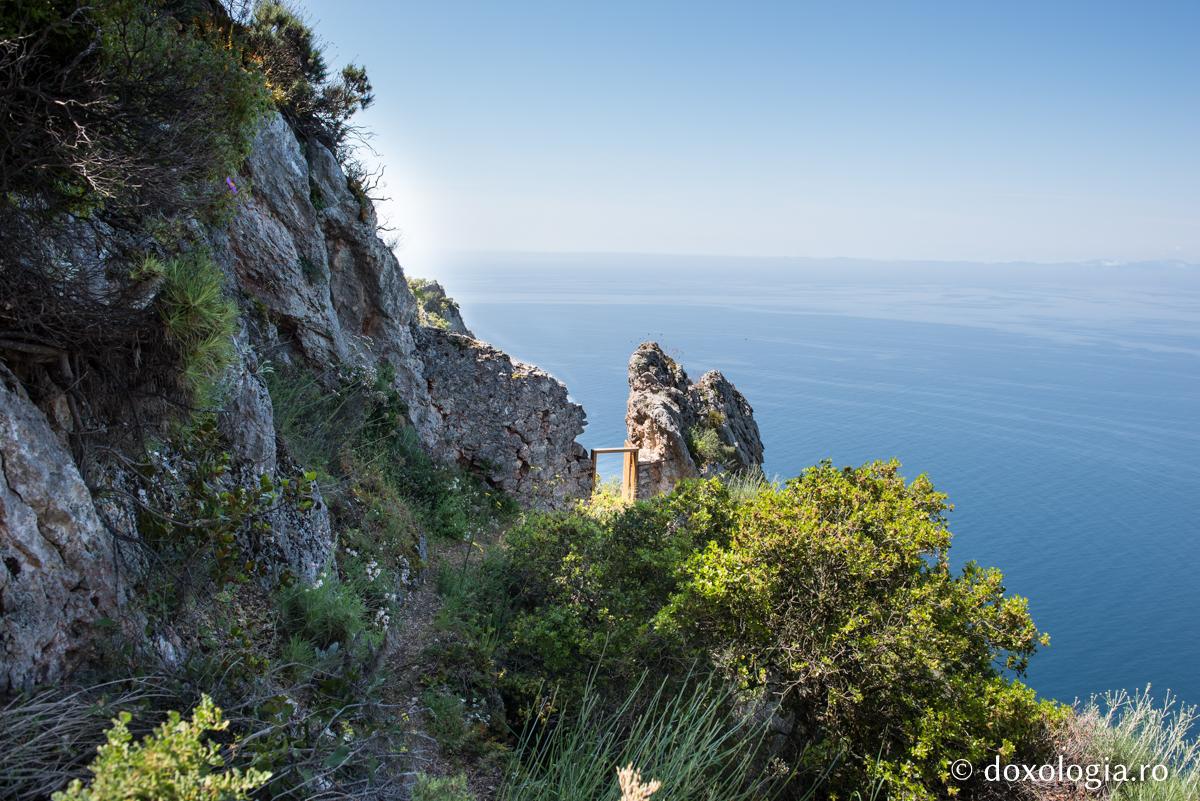 În timp ce cădea în prăpastie, Maica Domnului l-a luat în brațe și l-a coborât până jos / Foto: Pr. Silviu Cluci versant stâncos