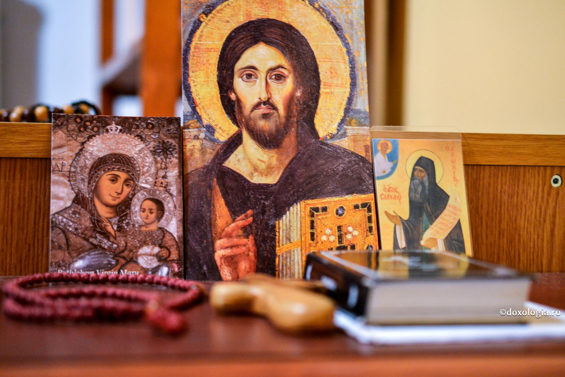 Țineți minte că Domnul vede tot! / Foto: Ioana Onofrei colț de rugăciune