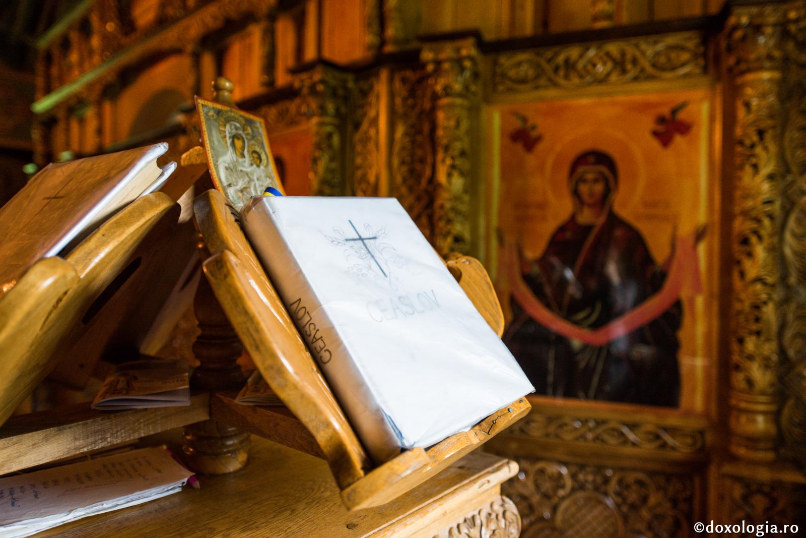 Cum o putem bucura pe Maica Domnului? / Foto: Oana Nechifor ceaslov în strană