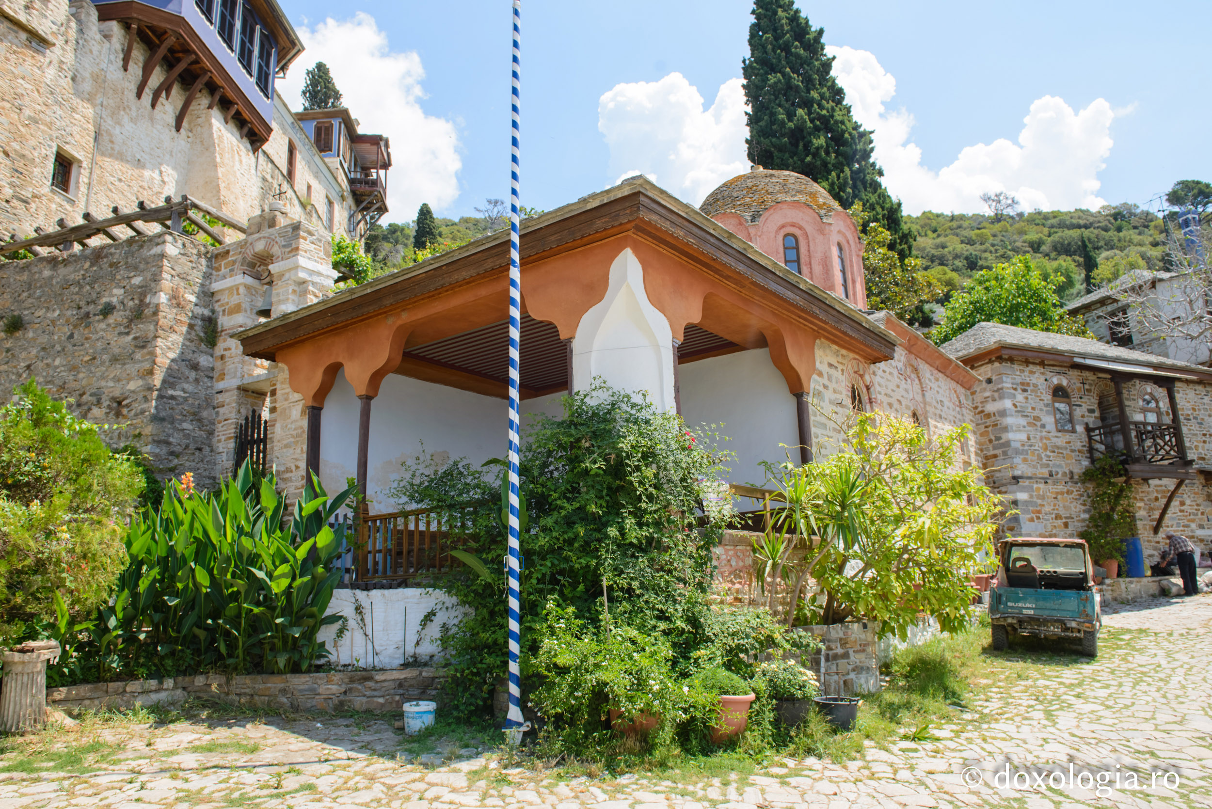 Paraclisul Sfinților Petru Athonitul, Onufrie și Macarie Romanul – Dohiariu, Athos / Foto: Pr: Silviu Cluci Paraclisul Sfinților Petru Athonitul, Onufrie și Macarie Romanul – Dohiariu, Athos