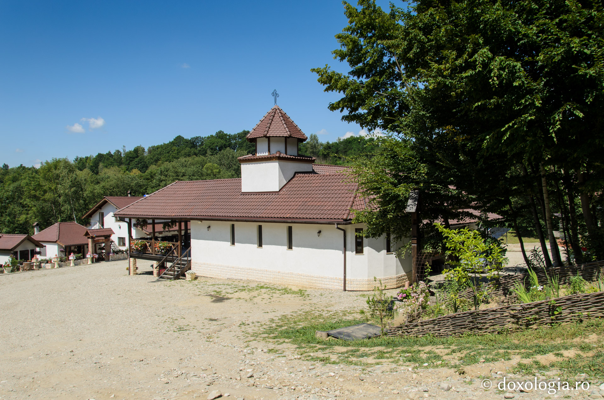 Mănăstirea „Tuturor Sfinților Români” din Șinca Nouă – poartă între trecut și prezent / Foto: Ioana Zlotea Mănăstirea „Tuturor Sfinților Români” din Șinca Nouă