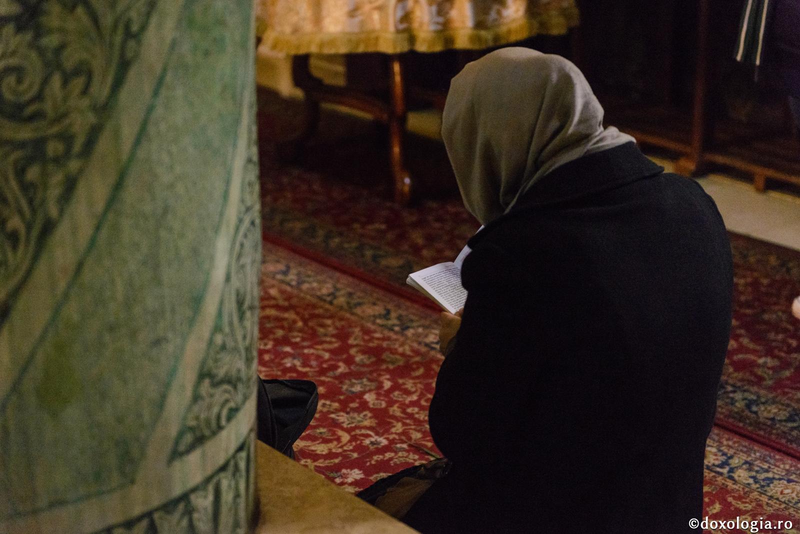 Harul îl face pe om liber și capabil să iubească în mod conștient și jertfelnic / Foto: Oana Nechifor femeie citind rugăciuni