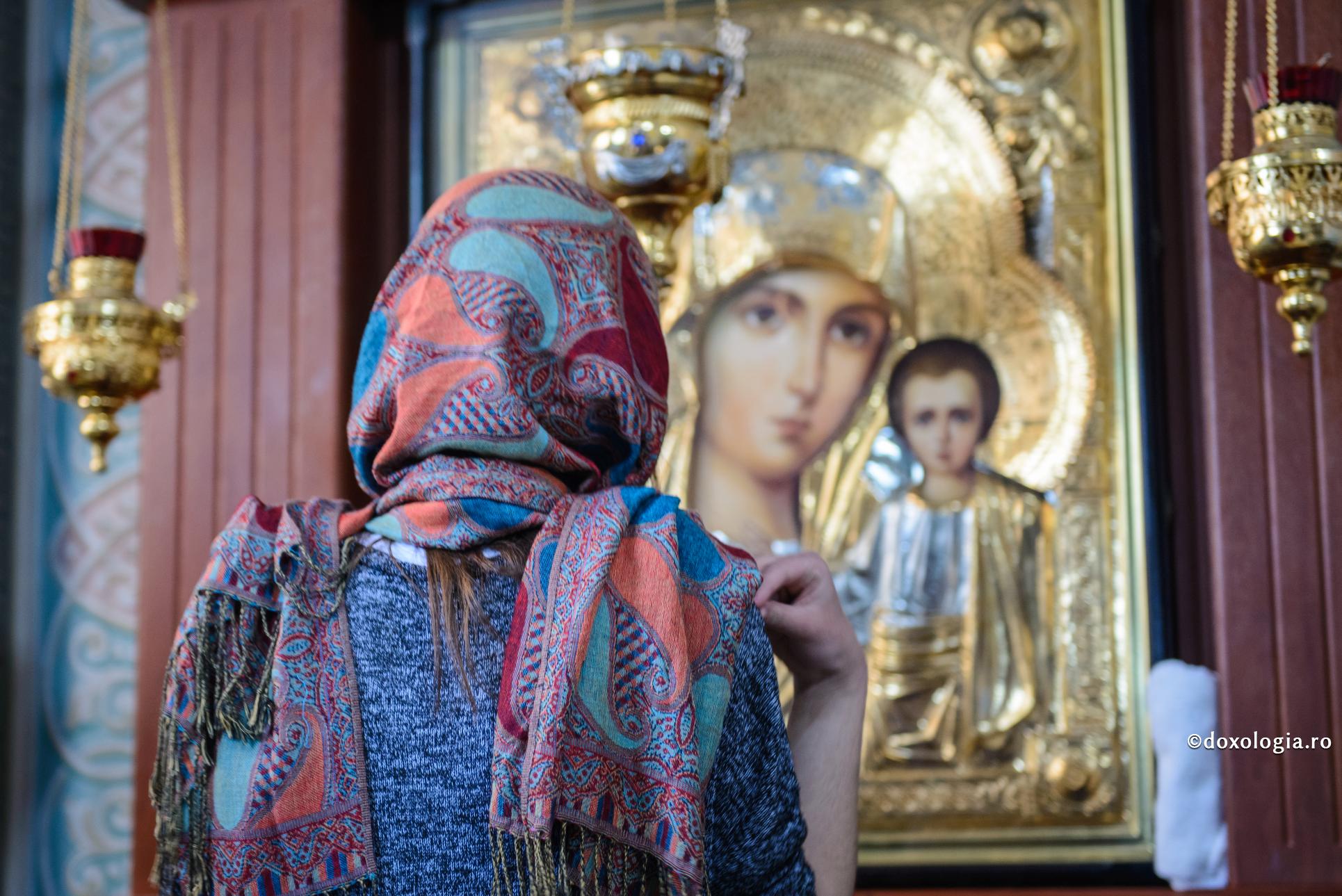 „Până seara, am avut banii de care aveam neapărată nevoie” ‒ minunea Maicii Domnului / Foto: Oana Nechifor femeie în fața icoanei Maicii Domnului