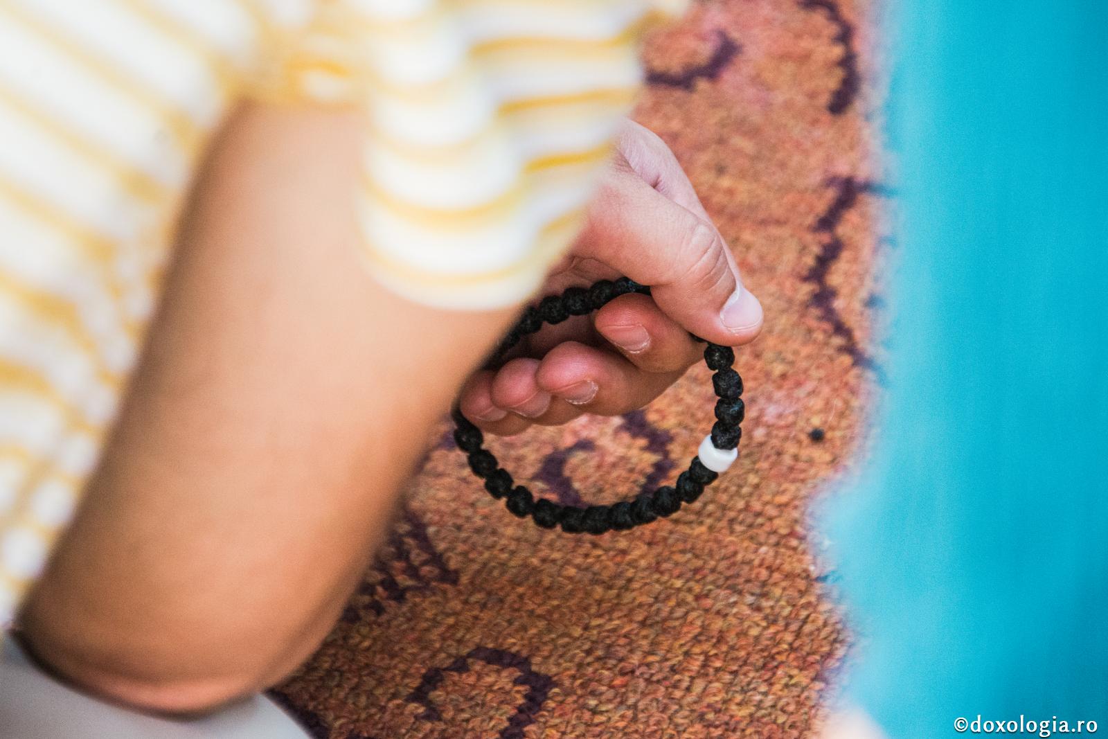 Cel ce ține în mână toiagul rugăciunii, nu va putea să se împiedice / Foto: Oana Nechifor metanier în mână