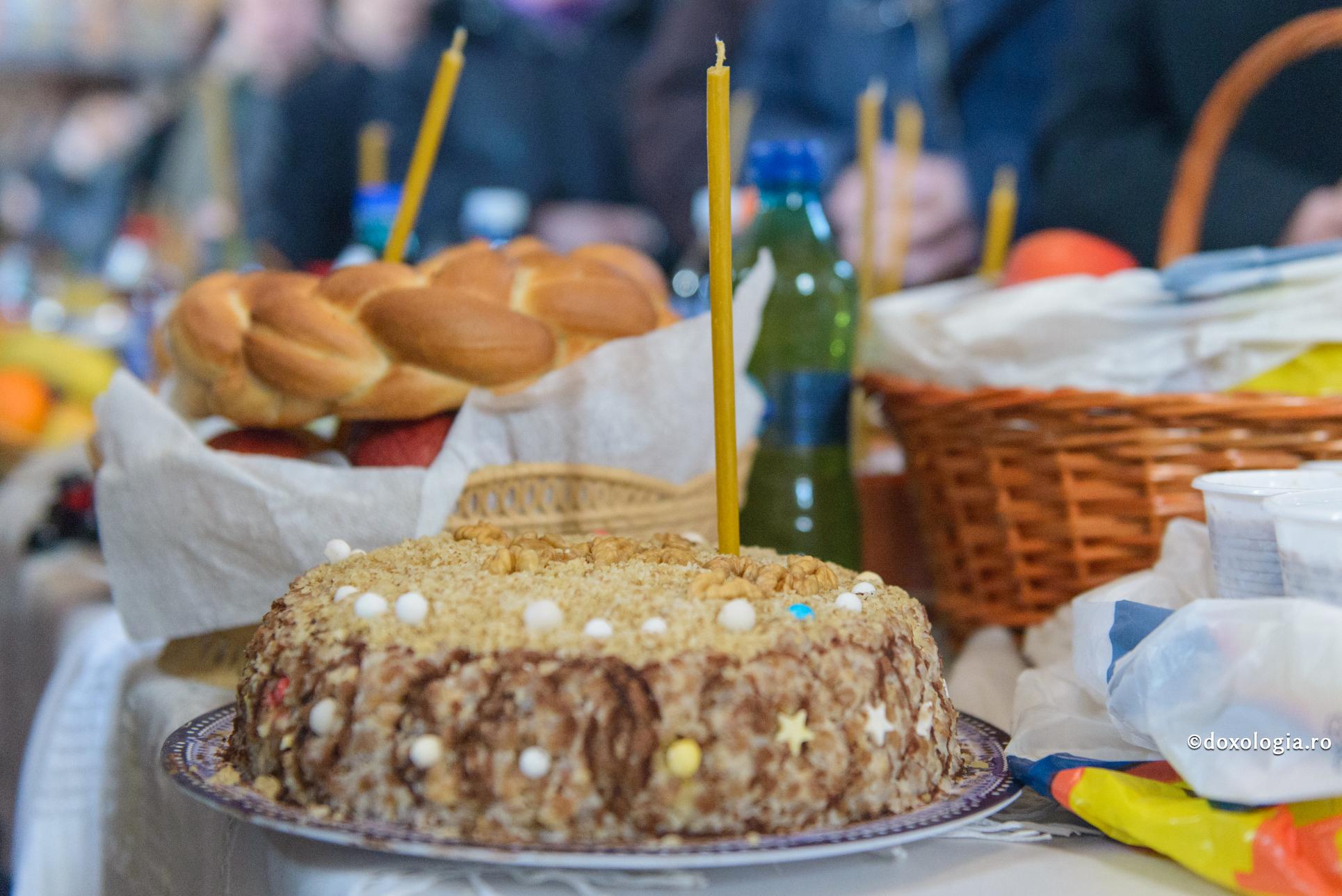 Pomana pentru cei adormiți ‒ ritual bifat sau milostenie din iubire? / Foto: Oana Nechifor jertfe pentru cei adormiți