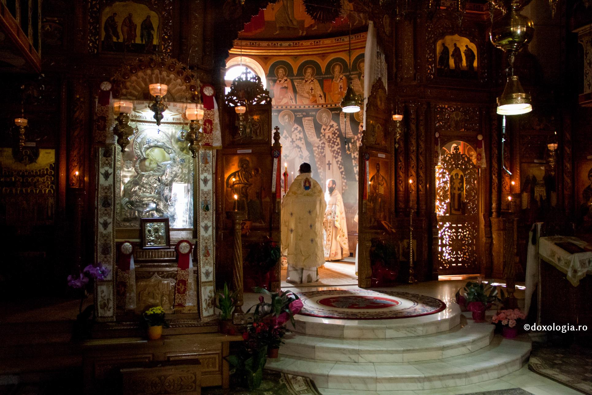 Lucrarea sfințitoare a Tainelor săvârșite de Dumnezeu prin preot / Foto: Florentina Mardari preoți în Sfântul Altar