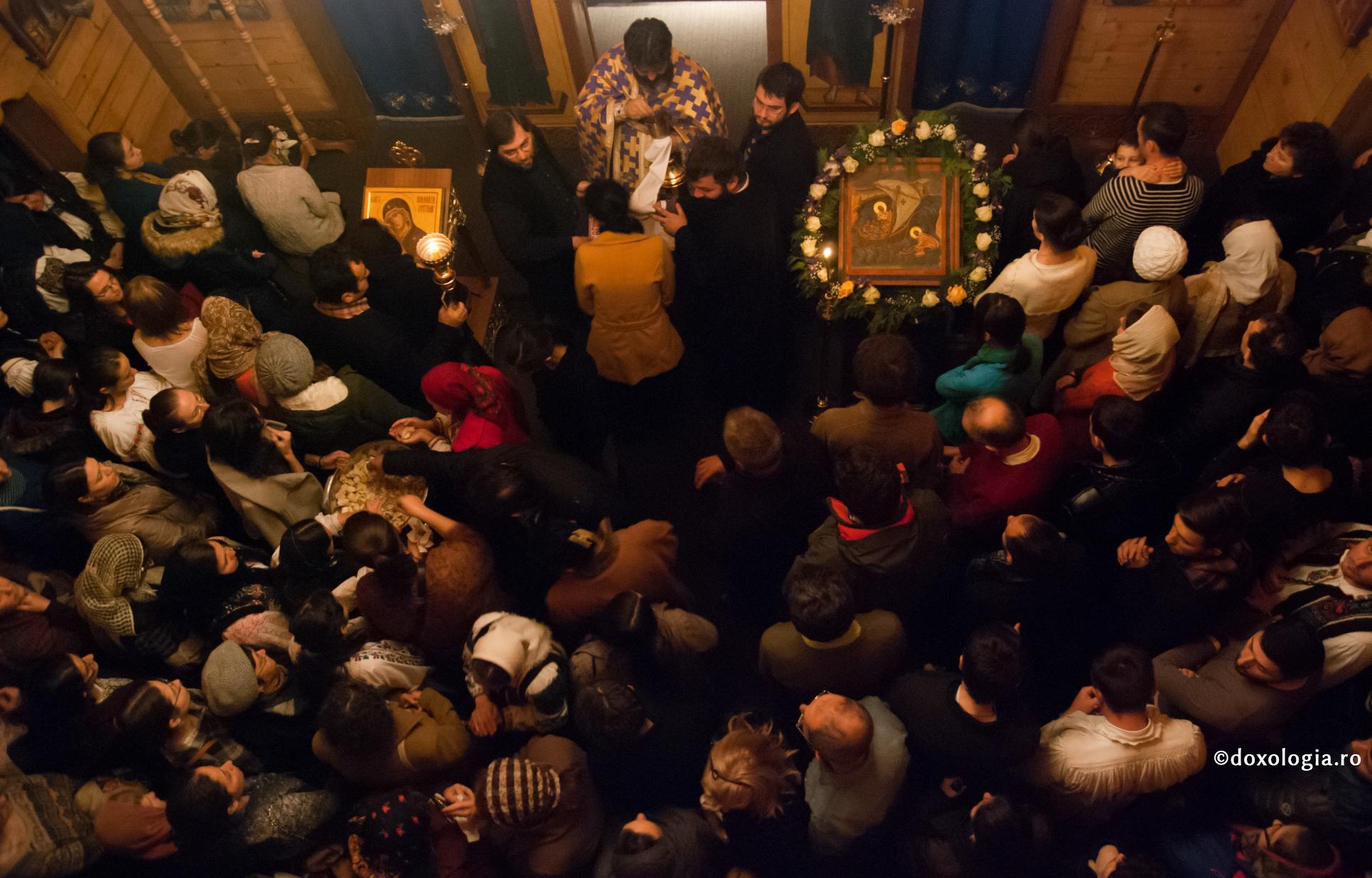 O viață avem, o viață să luptăm pentru curățirea de patimi și unirea cu Hristos! / Foto: Pr. Benedict Both credincioși în biserică