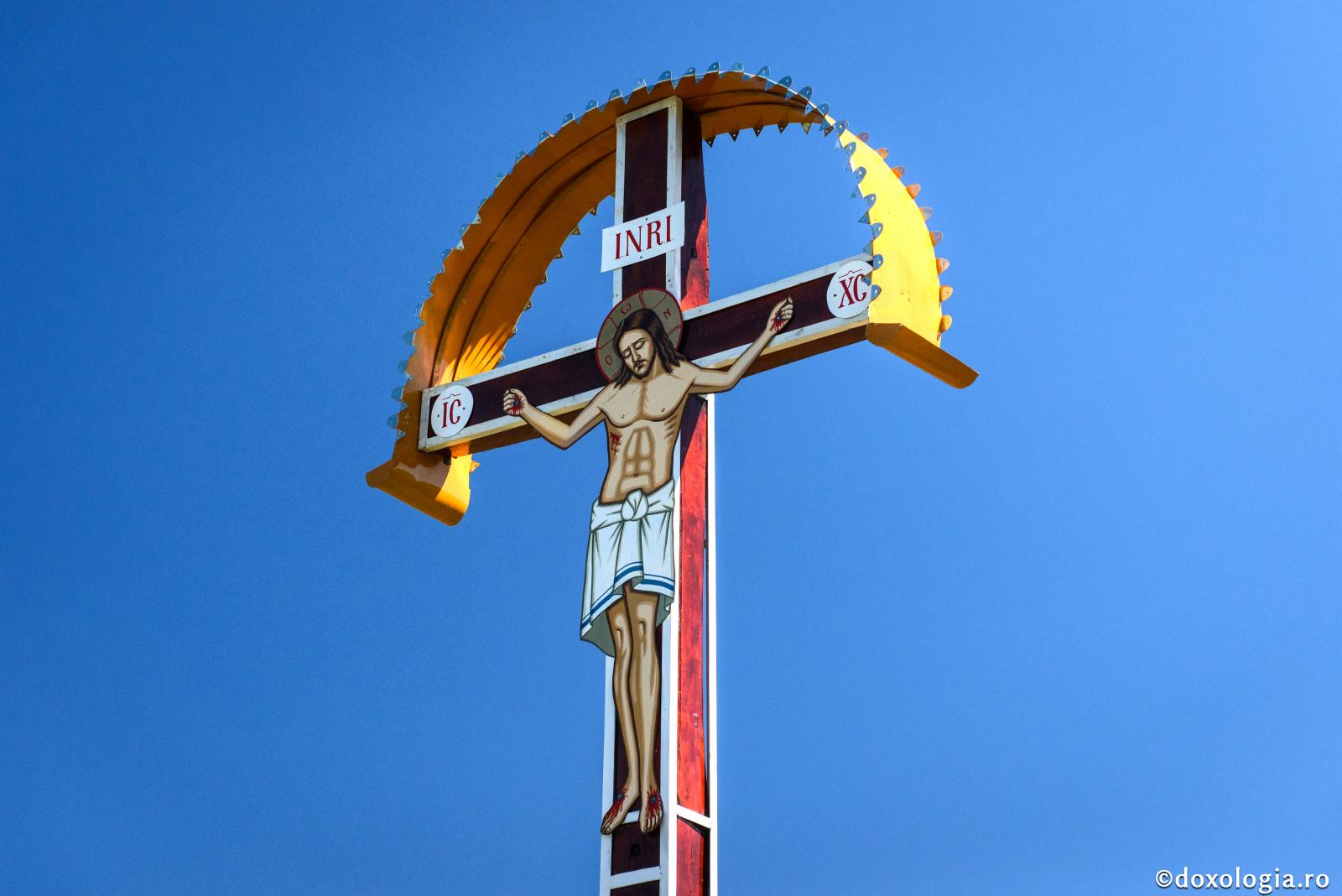 Fiecare cruce continuă să poarte – tainic – pe Iisus Hristos răstignit / Foto: Oana Nechifor troiță