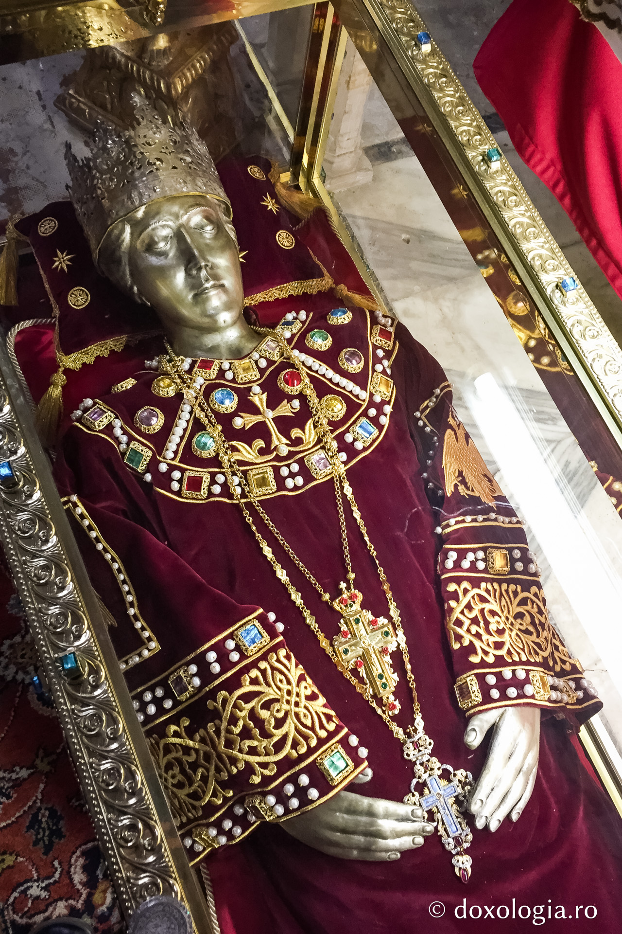 (Foto) Moaștele Sfintei Împărătese Elena (Foto) Moaștele Sfintei Împărătese Elena