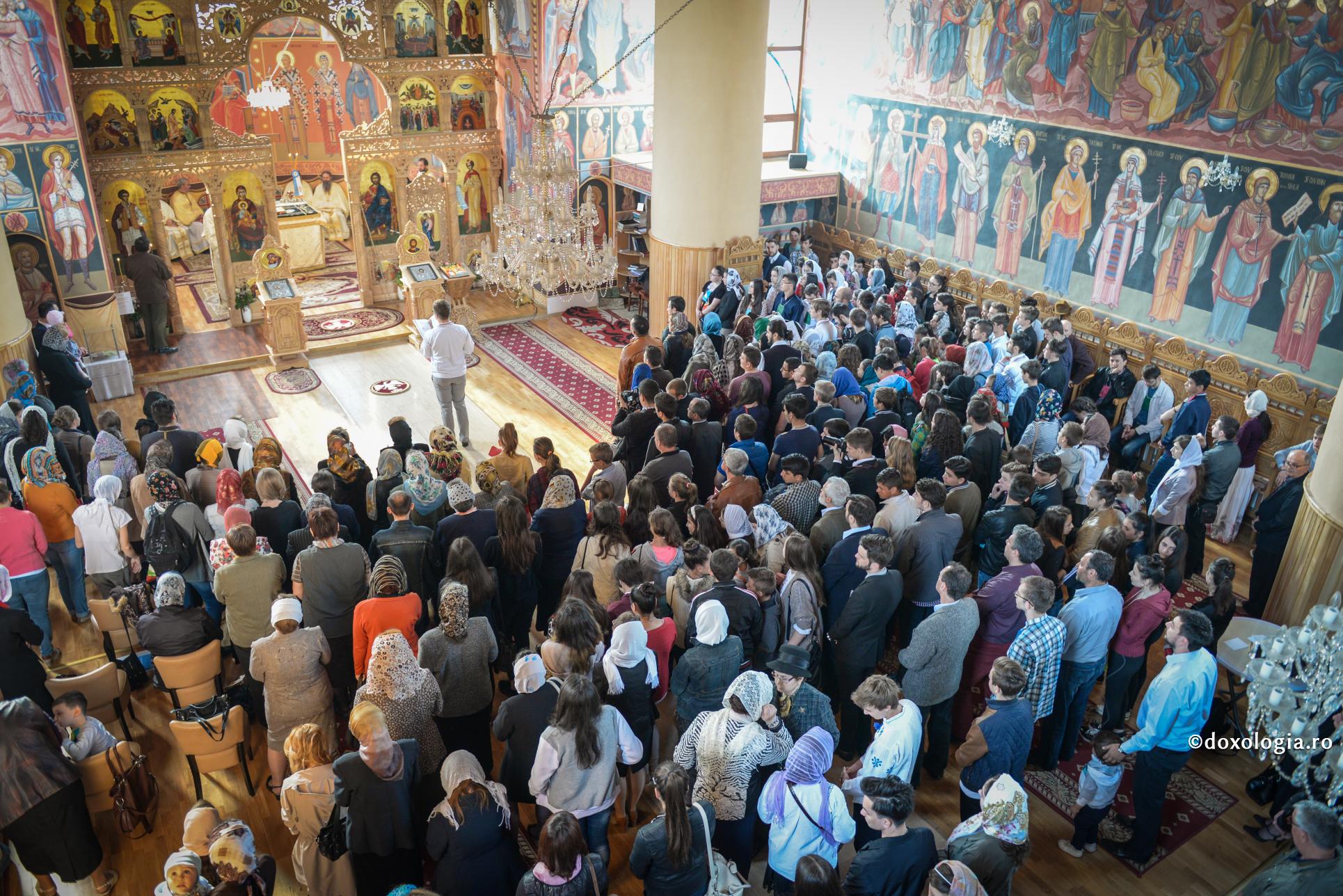 Când ne rugăm pentru ceilalți, chiar noi suntem primii care simțim ajutorul lui Dumnezeu / Foto: Oana Nechifor credincioși participând la slujbă