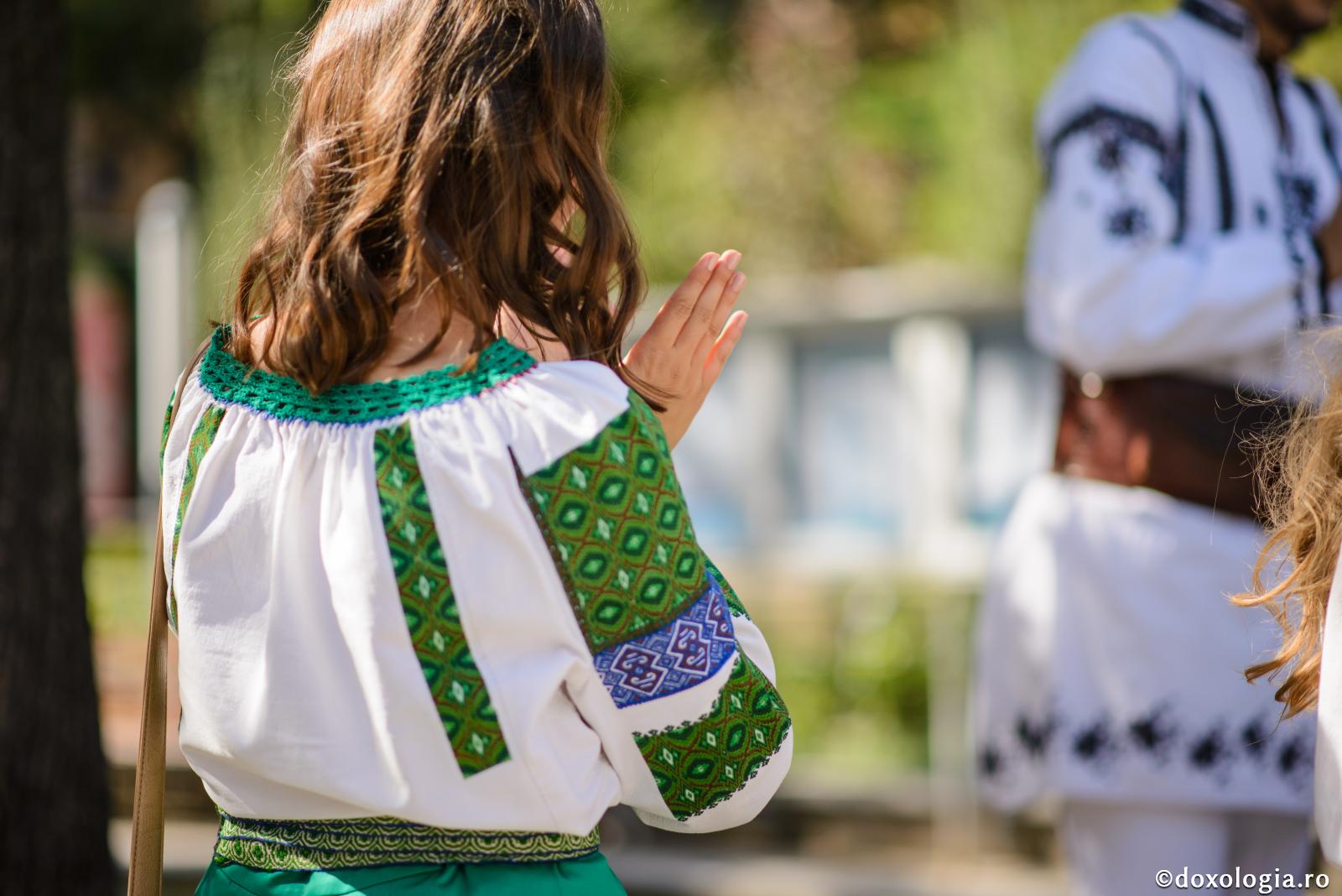 Sfântul Efrem și Sfântul Nectarie îmi sunt alături când toți îmi întorc spatele / Foto: Oana Nechifor femeie purtând ie