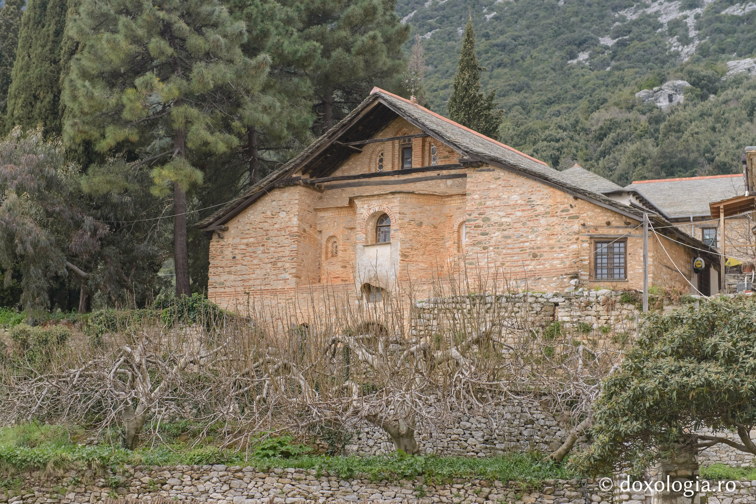 Paraclisul Sfinţilor Apostoli din cimitirul Marii Lavre - ctitorie a Sfântului Voievod Neagoe Basarab / Foto: Pr. Silviu Cluci Paraclisul Sfinţilor Apostoli din cimitirul Marii Lavre